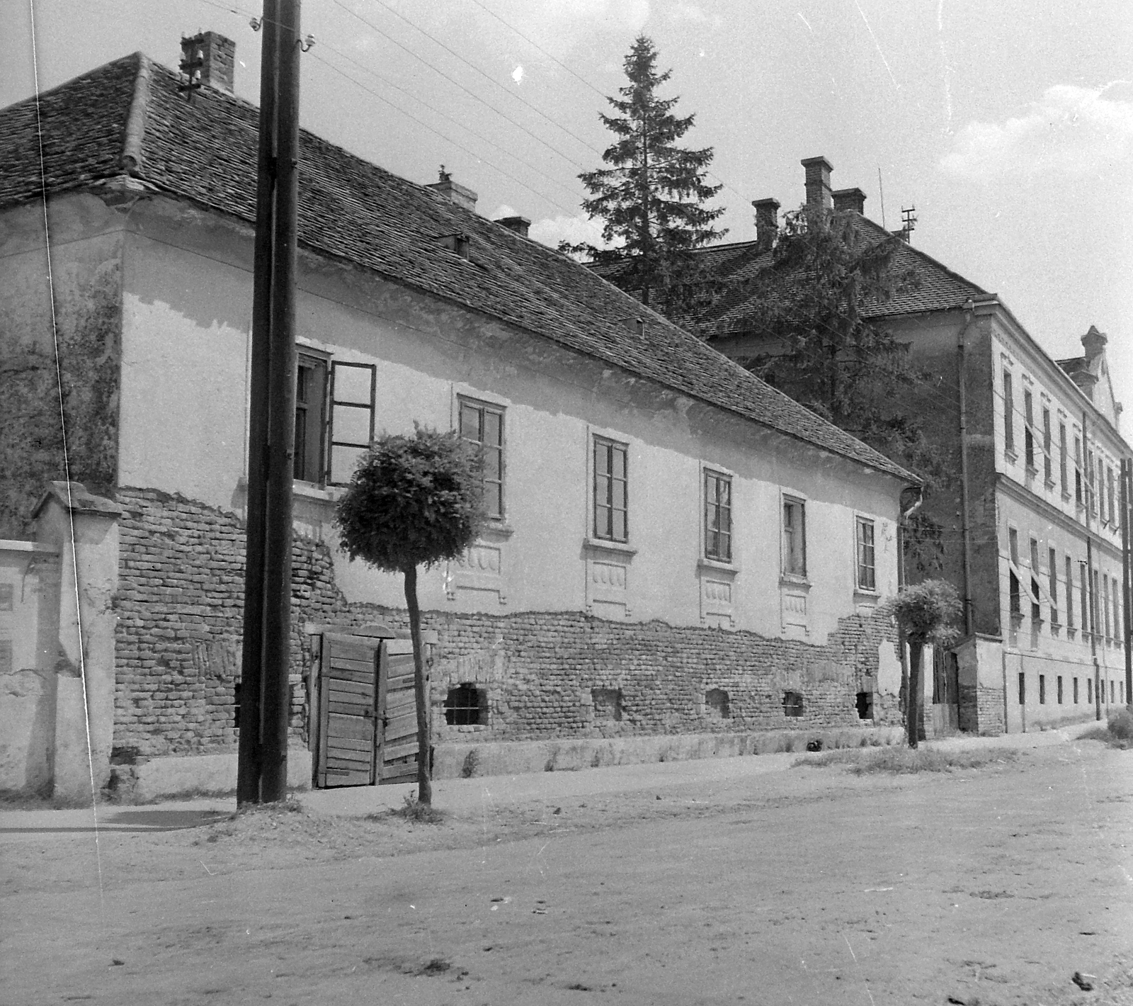 Hungary, Vasvár, Alkotmány utca 15. Szita-ház., 1952, Építész, dirt road, locust tree, house, Fortepan #23491