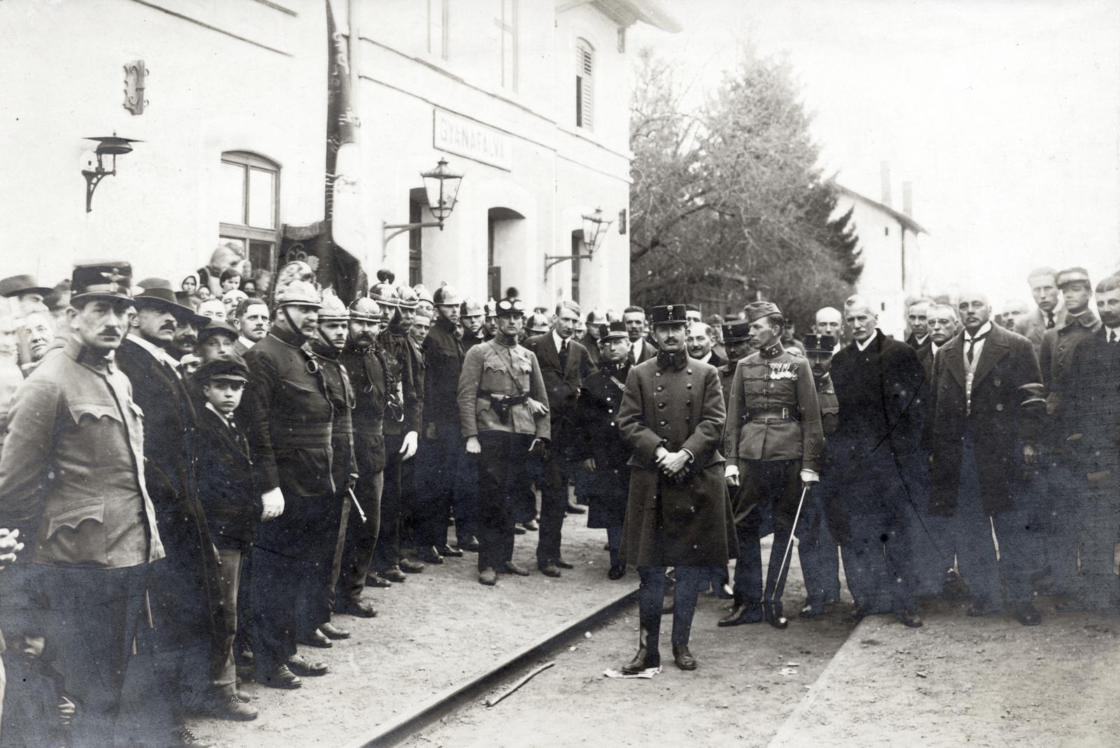 Ausztria, Gyanafalva,Janafalva, vasútállomás, a felvétel 1921. április 5-én, IV. Károly (középen áll) Svájcba történő visszatérésekor készült., 1921, Lőcsei (Tóth) Péter, tűzoltó, vasútállomás, vasutas, katona, politikus, Fortepan #234929