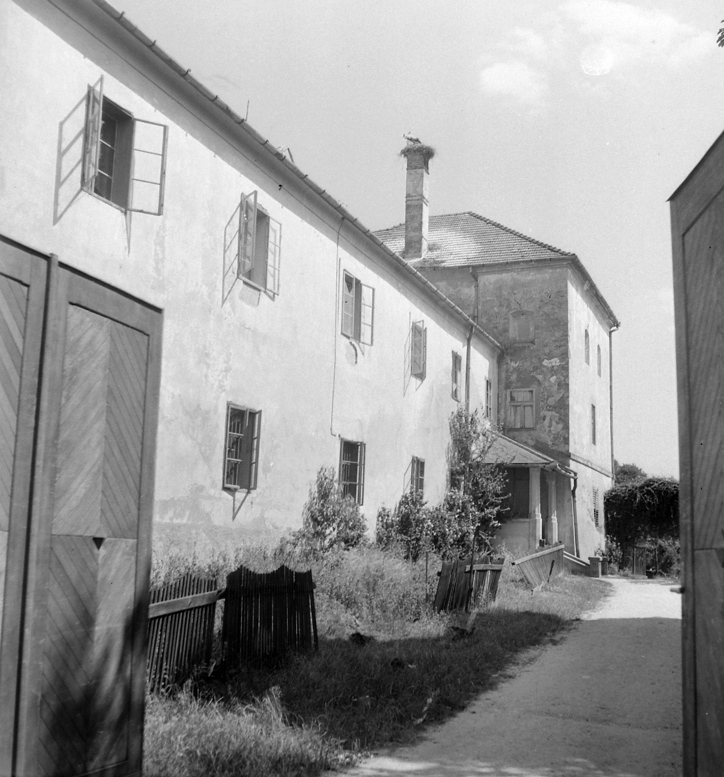 Magyarország, Vasvár, domonkos kolostor nyugati oldala., 1952, Építész, vallás, gólya, kémény, kolostor, dominikánus rend, Fortepan #23493