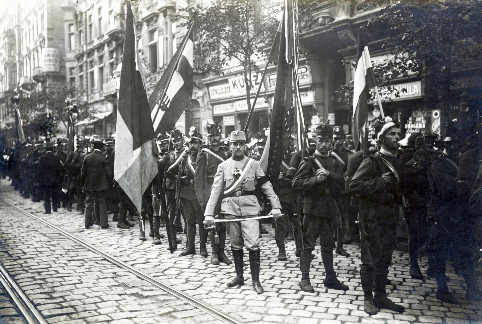 Hungary, Budapest VII., Erzsébet körút, a felvétel a 37. számú ház előtt készült. Balra a háttérben a Dob utca sarkán álló épületek láthatók., 1914, Lőcsei (Tóth) Péter, First World War, sword, national emblem, soldier, flag, Budapest, Fortepan #234934