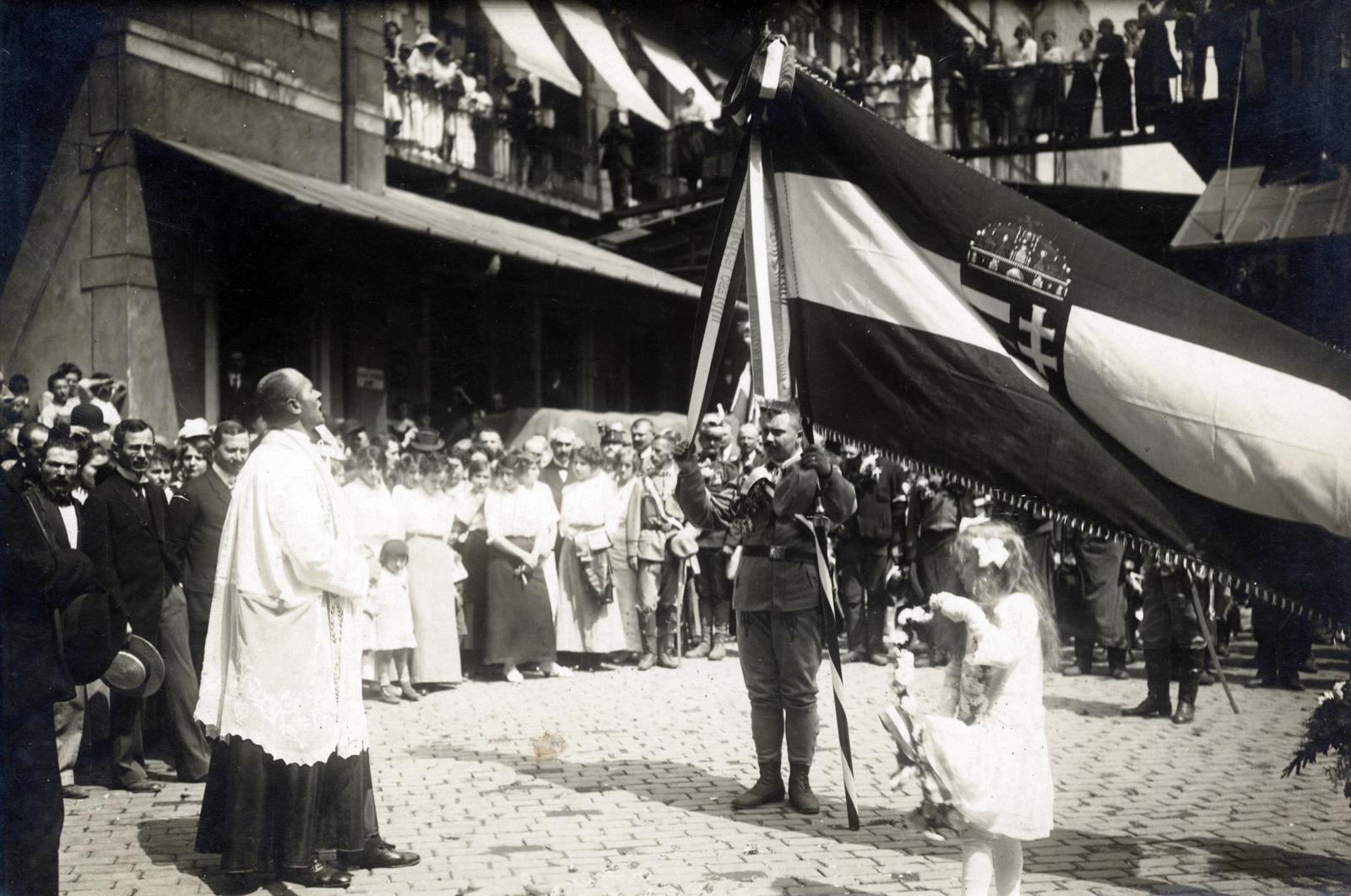 1915, Lőcsei (Tóth) Péter, priest, festive, flag, Fortepan #234936