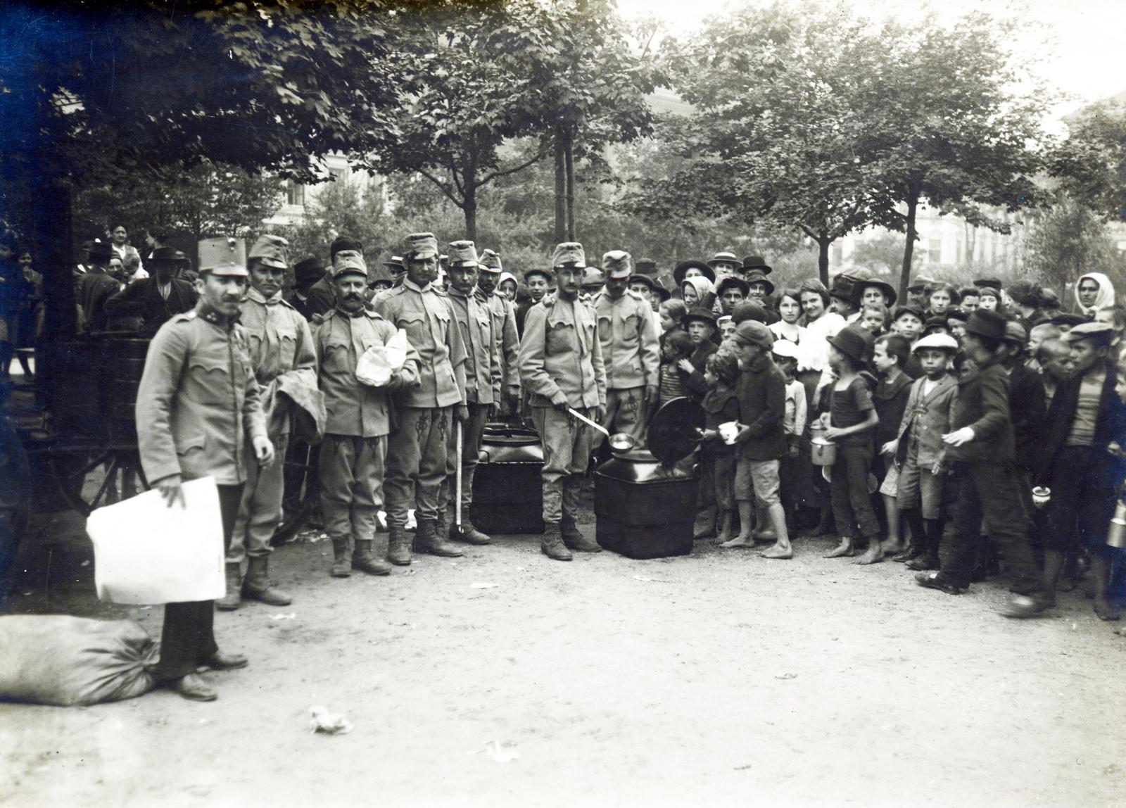 1915, Lőcsei (Tóth) Péter, tartály, ételosztás, gyerekek, gulyáságyú, Fortepan #234937
