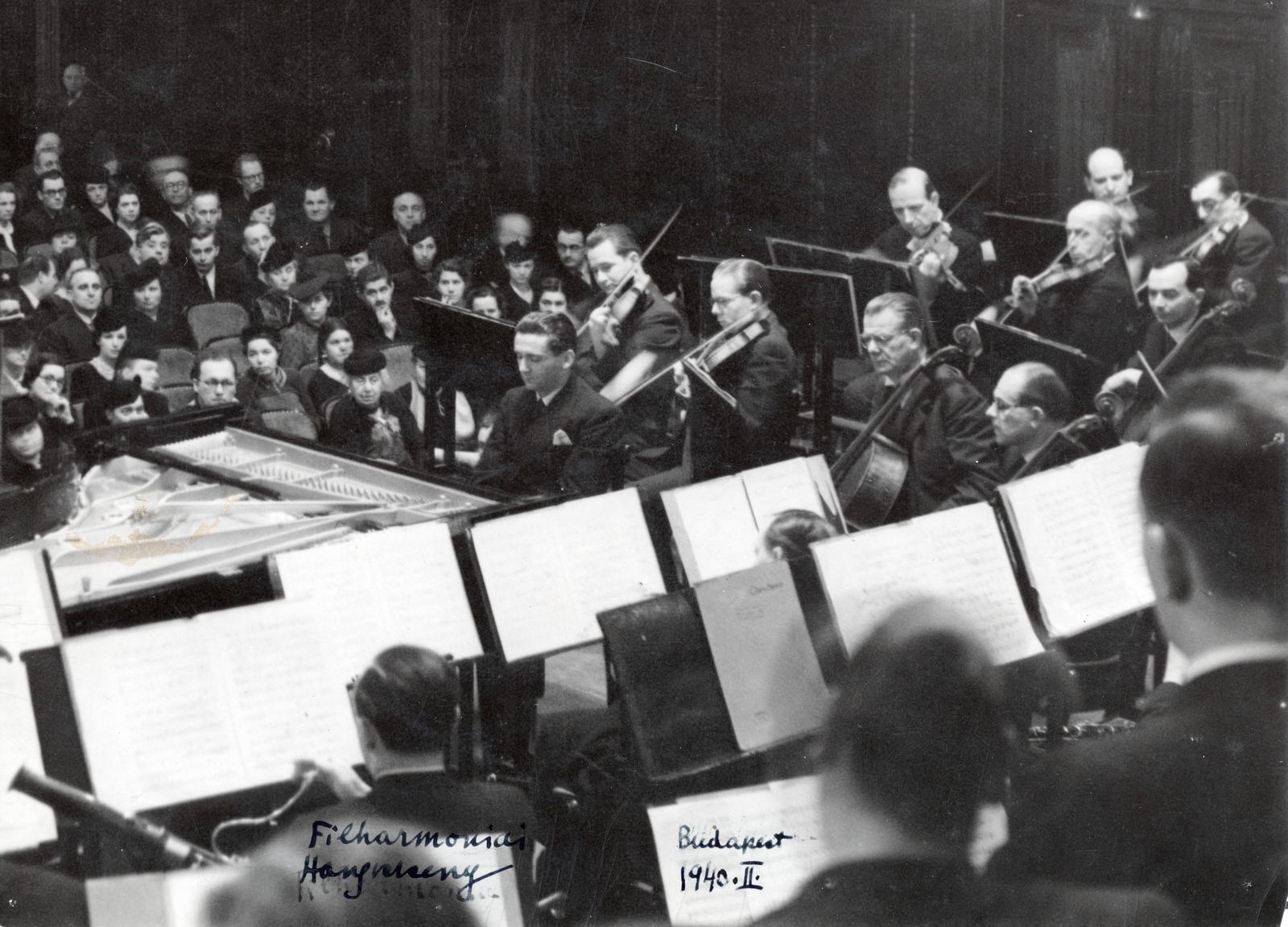 Magyarország, Budapest VI., Zeneakadémia, Nagyterem, a zongoránál Takács Jenő zongoraművész és zeneszerző., 1940, Lőcsei (Tóth) Péter, Budapest, kottatartó, zenekar, kotta, Fortepan #234941