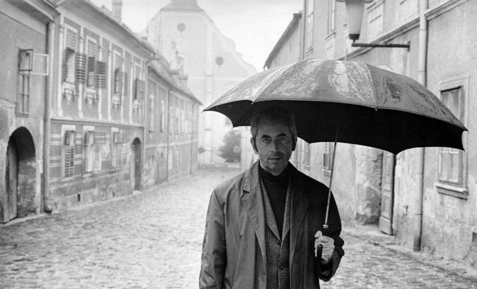 Magyarország, Kőszeg, Chernel utca, a háttérben a Szent Jakab-templom. Bartha László festőművész, könyvillusztrátor és díszlettervező., 1972, Lőcsei (Tóth) Péter, esernyő, Fortepan #234942