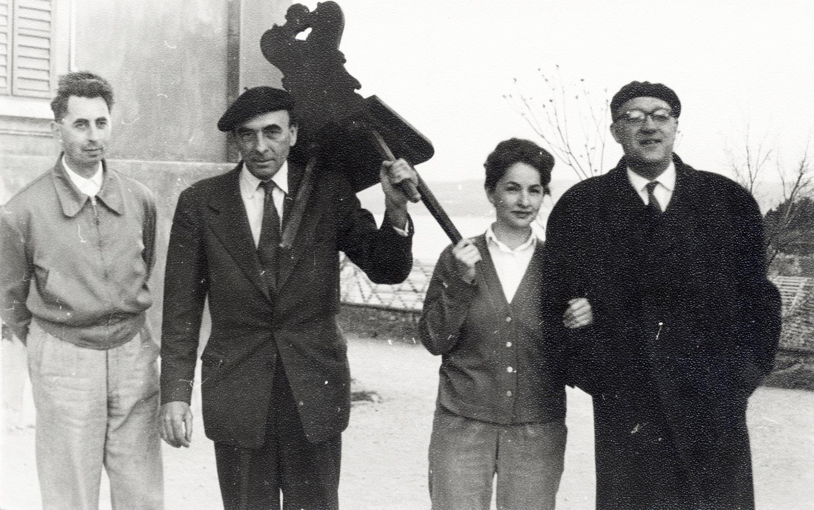 Magyarország,Balaton, Tihany, balról Bartha László festőművész, Major Tamás színművész, Csernus Mariann színművésznő, Grigorij Konszkij rendező. A felvétel a Bencés Apátság oldalbejárata előtt készült., 1960, Lőcsei (Tóth) Péter, szék, kézben tartani, Fortepan #234966