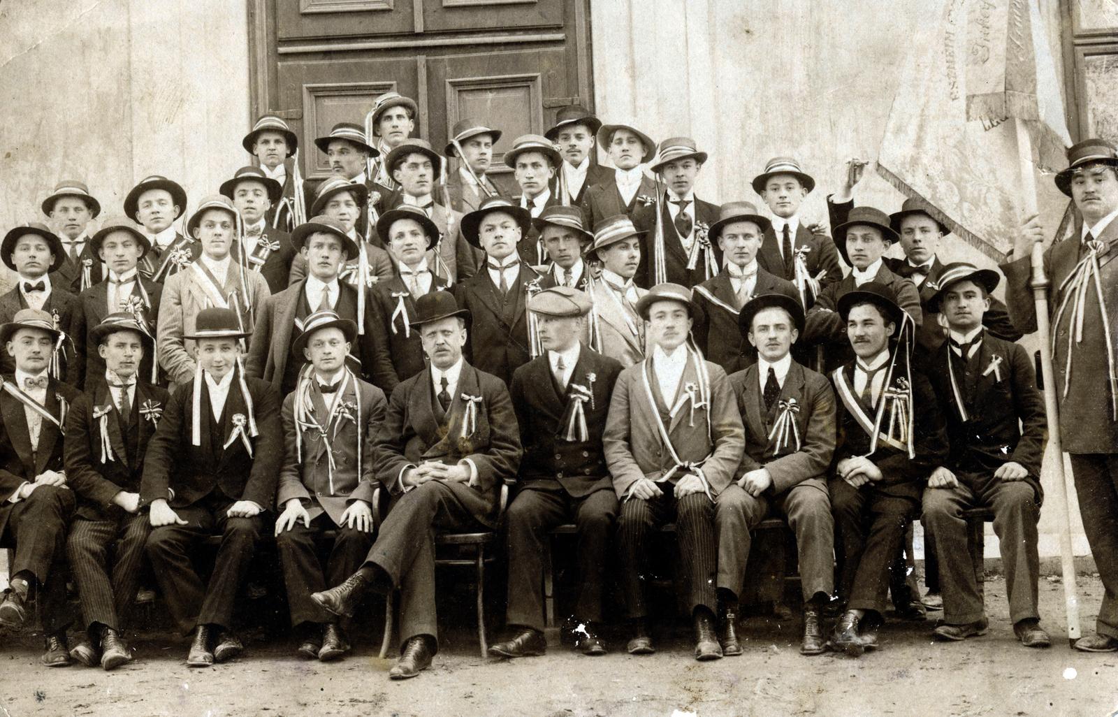 1916, Lőcsei (Tóth) Péter, kokárda, nemzeti jelkép, fiúk, osztálykép, újonc, Fortepan #234973