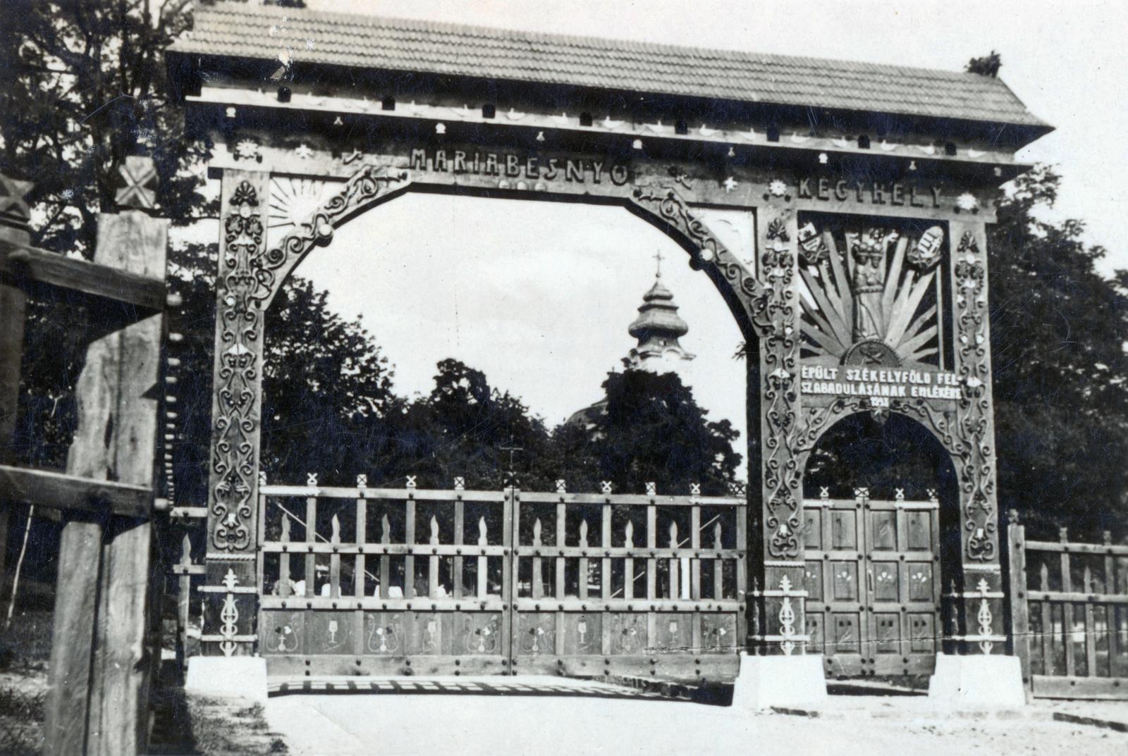 Hungary, Gödöllő, székely kapu a kegyhelyhez vezető úton., 1941, Lőcsei (Tóth) Péter, sekler gate, Fortepan #234976