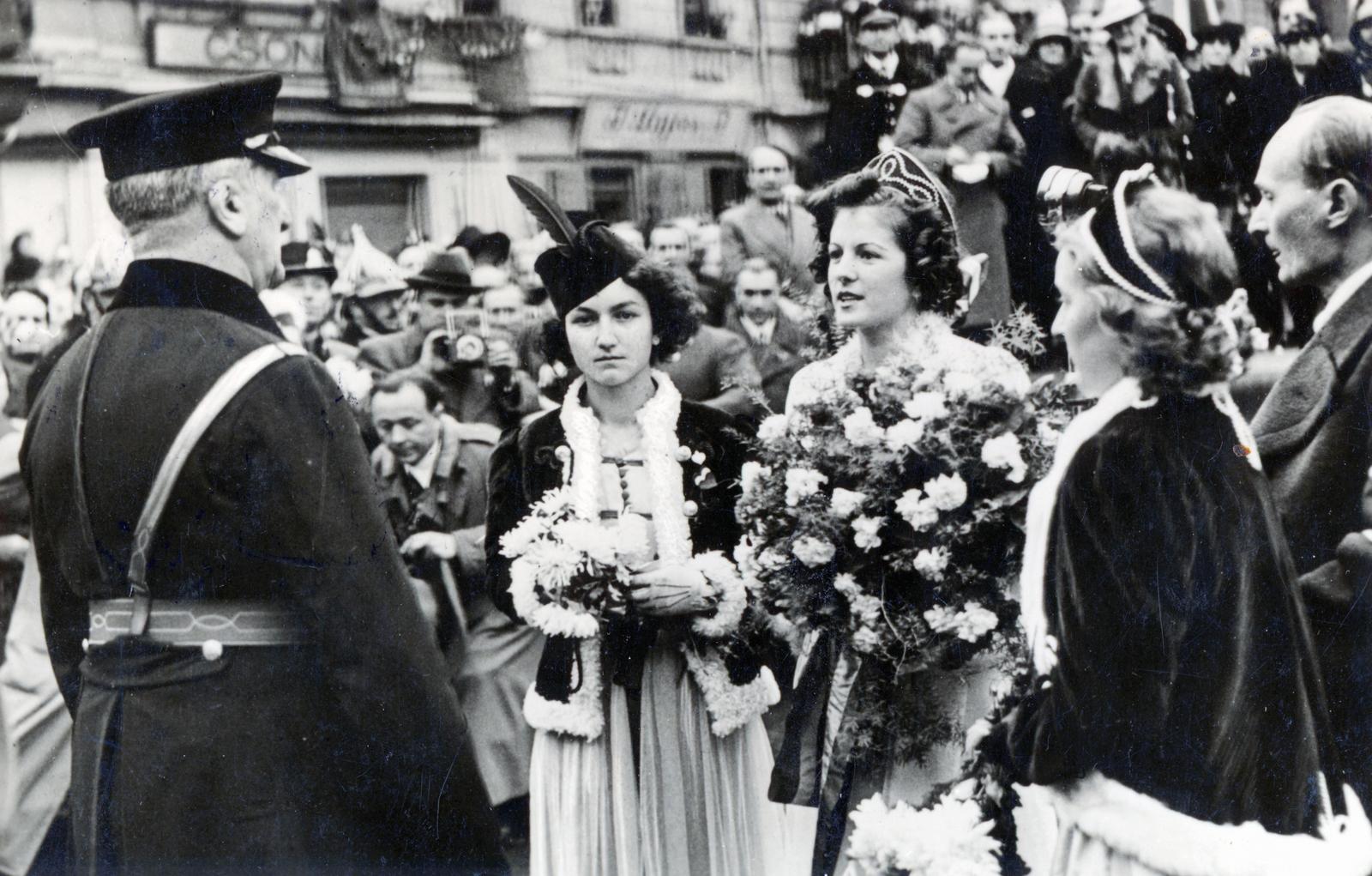 Szlovákia, Komárom, Klapka György tér, háttérben a Zichy-palota. Horthy Miklós kormányzót köszöntik a magyar csapatok bevonulása idején, 1938. november 6-án., 1938, Lőcsei (Tóth) Péter, Horthy Miklós-ábrázolás, Fortepan #234981