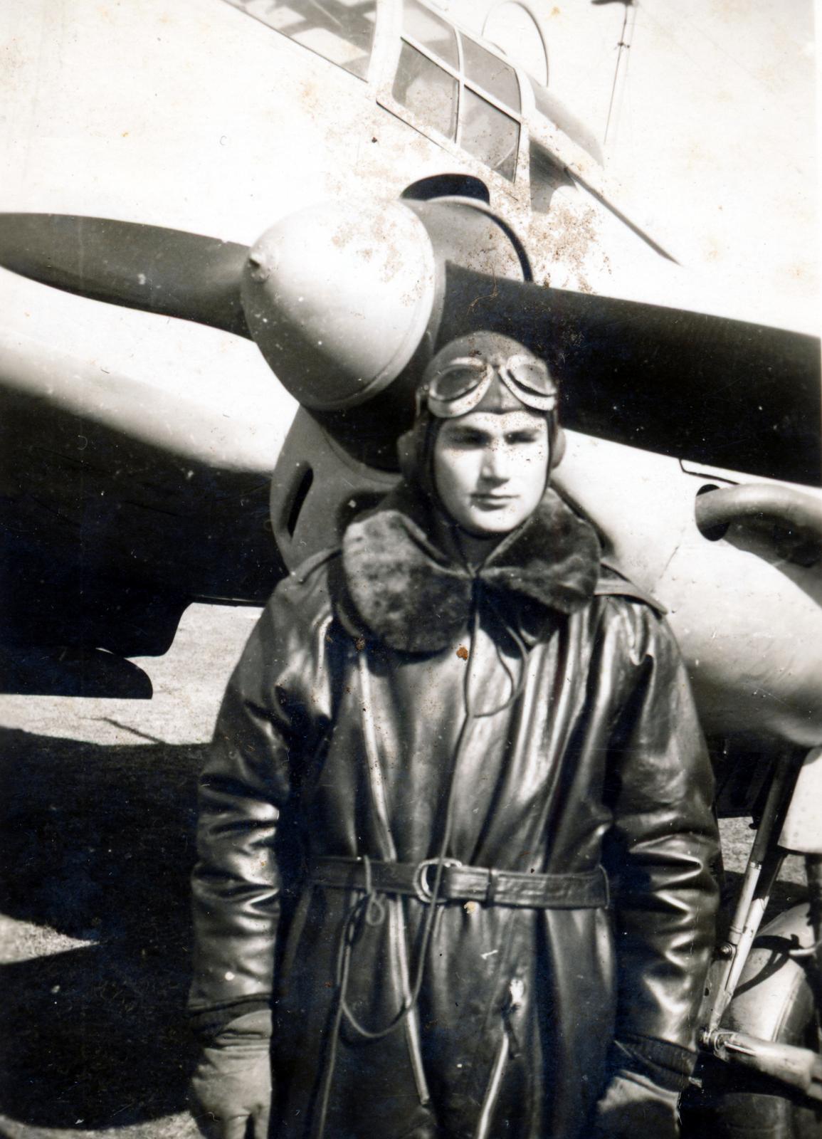 Hungary, a felvétel egy Focke-Wulf Fw 58 típusú repülőgép előtt készült., 1939, Lőcsei (Tóth) Péter, untitled, airplane, Focke-Wulf-brand, pilot, propeller, Fortepan #234996
