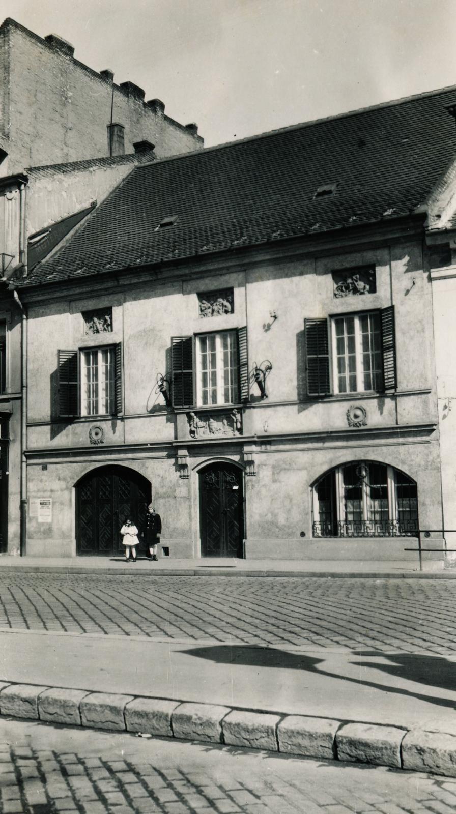 Hungary, Budapest I., Corvin tér, szemben a 4-es számú ház., 1930, Várallyai Katus, Budapest, relief, gate, venetian blind, Fortepan #235003