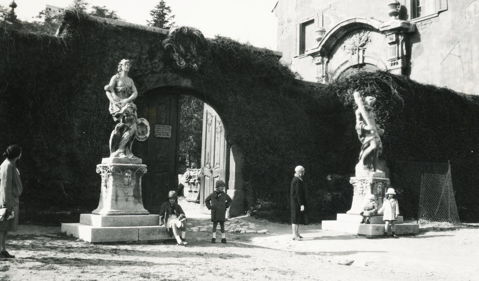 Hungary, Óbuda, Budapest III., Kiscelli utca, Flóra és Herkules szobra a Schmidt kastély (később Kiscelli Múzeum) főkapujánál., 1924, Várallyai Katus, Budapest, Fortepan #235014