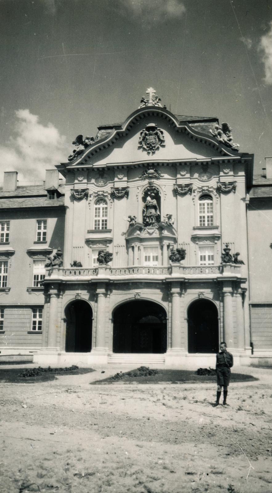 Magyarország, Gödöllő, a Jászóvári Premontrei Kanonokrend Gödöllői Reálgimnáziuma (később Szent István Egyetem)., 1935, Várallyai Katus, Fortepan #235020
