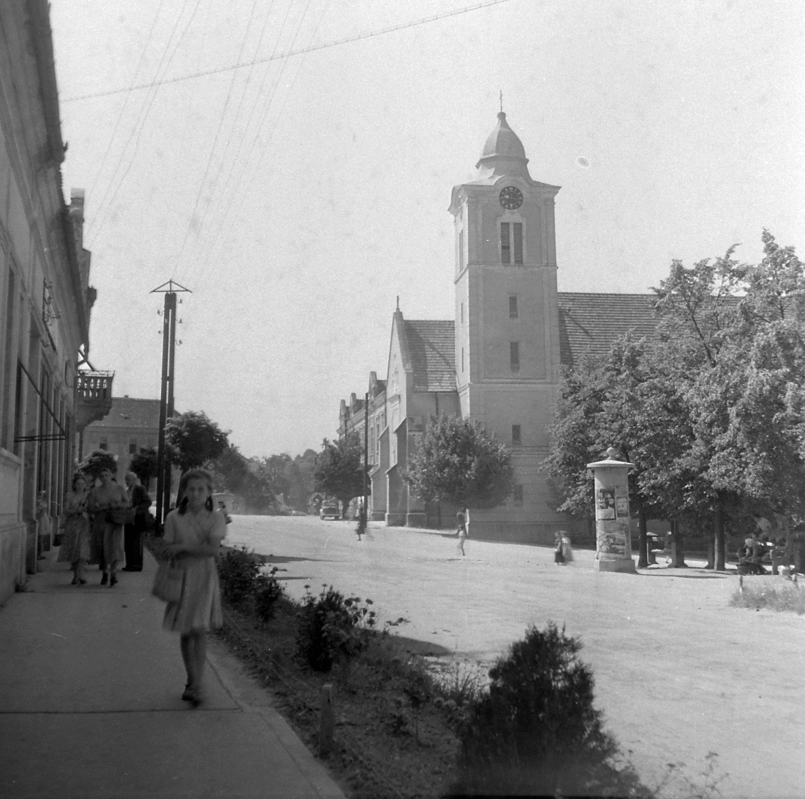Magyarország, Vasvár, városközpont a domonkos templommal az Alkotmány utca felől., 1952, Építész, templom, plakát, hirdetőoszlop, dominikánus rend, Fortepan #23503