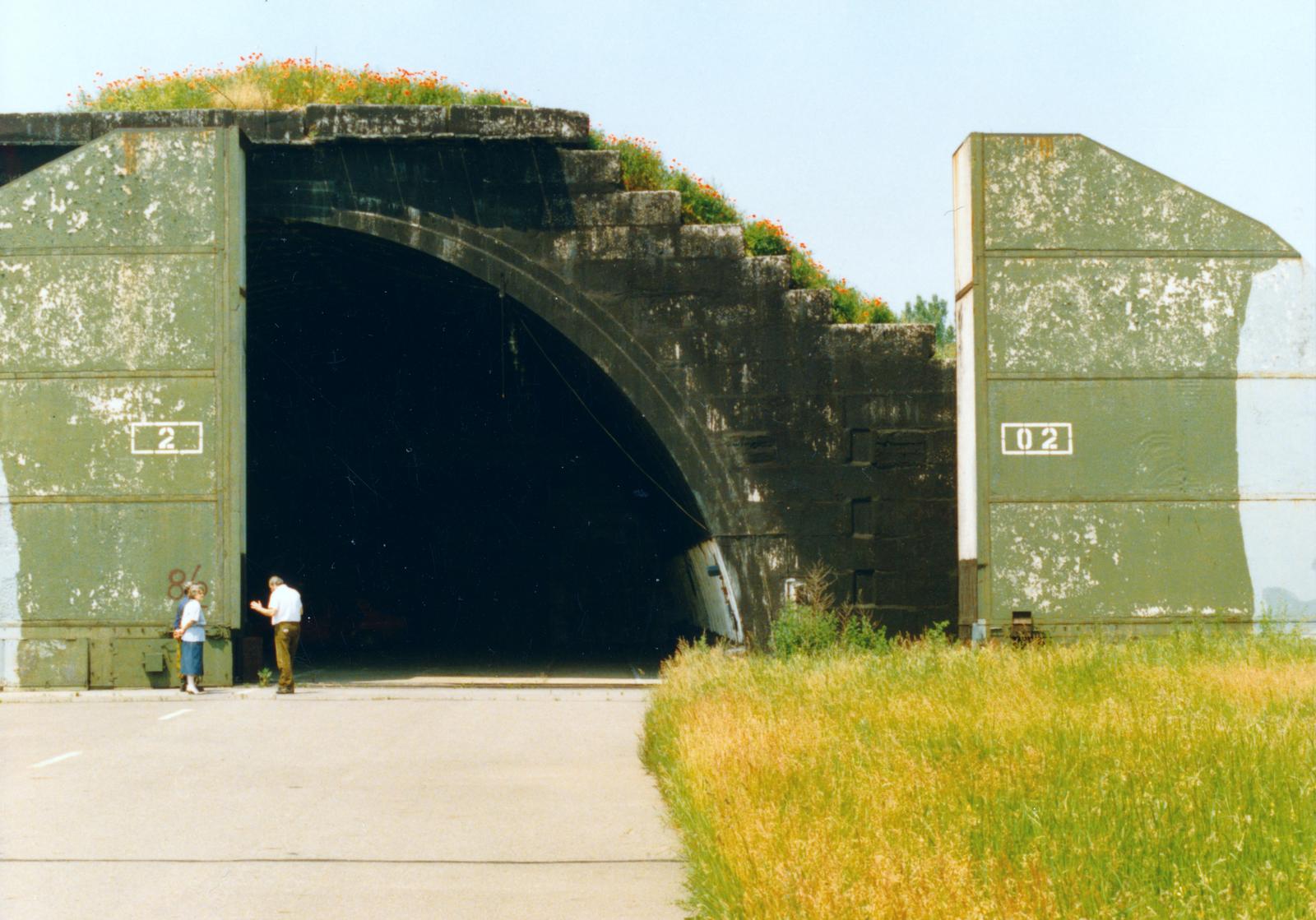 Magyarország, Debrecen, repülőtér, a szovjet légierő elhagyott hangára., 1990, Vekerdi Károly, hangár, bunker, színes, Fortepan #235034
