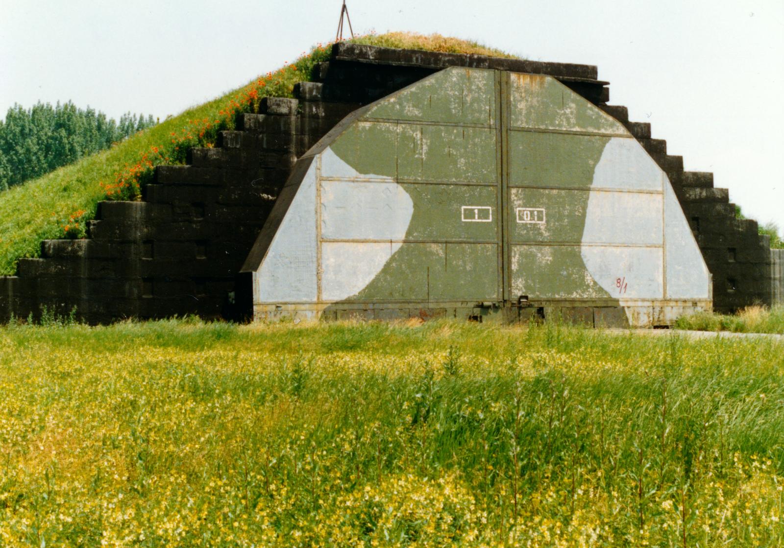 Magyarország, Debrecen, repülőtér, a szovjet légierő elhagyott hangára., 1990, Vekerdi Károly, hangár, Fortepan #235035