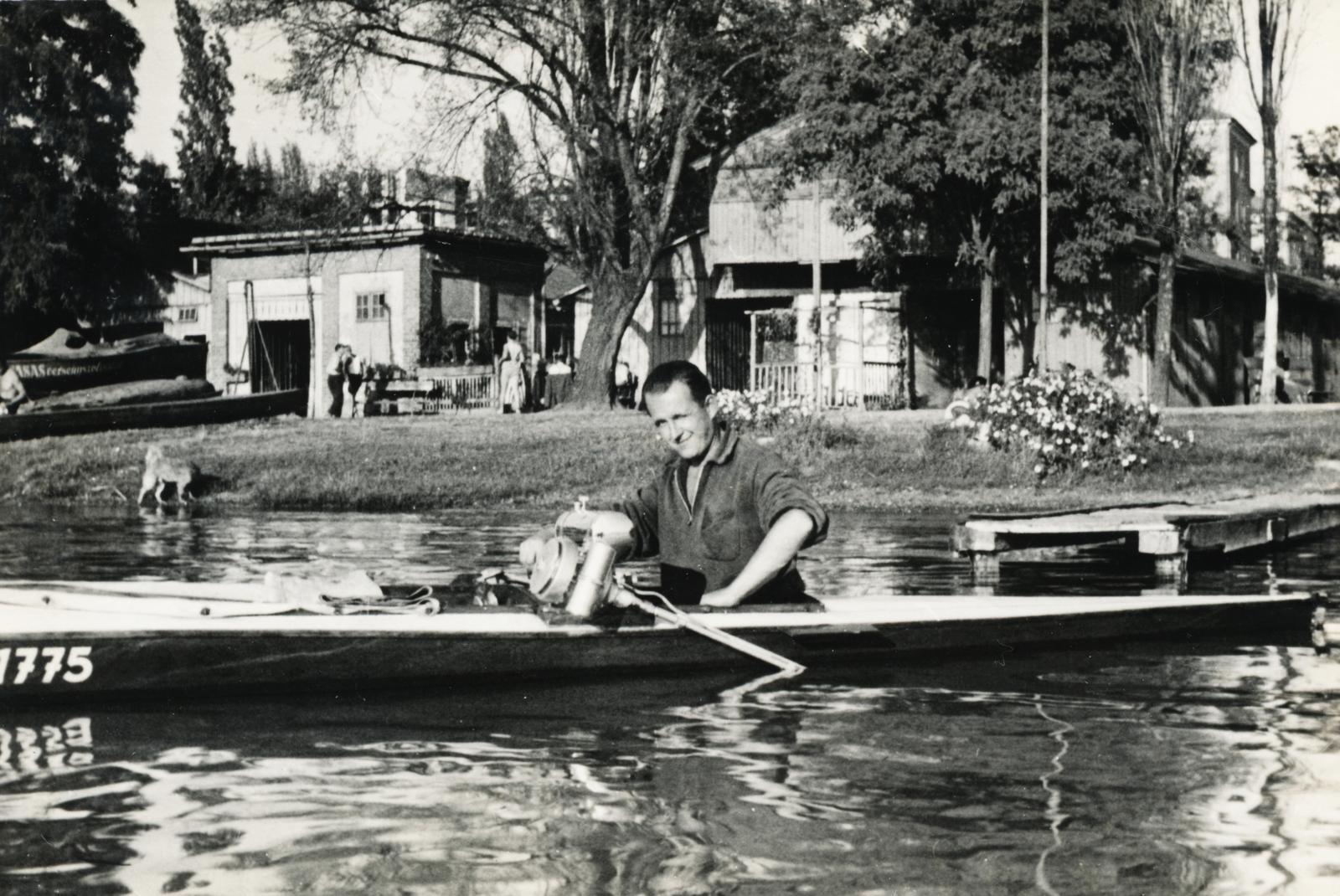 Magyarország, Budapest XX., a felvétel a Ráckevei (Soroksári)-Dunán készült., 1943, Zalai Mária, Budapest, csónakmotor, kajak, Fortepan #235039