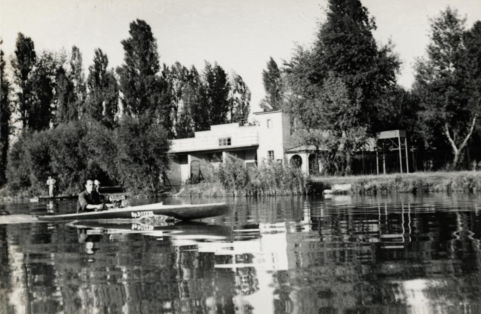 Hungary, Budapest XX., a felvétel a Ráckevei (Soroksári)-Dunán készült, háttérben a Vízisport utca 48. szám alatti épület., 1943, Zalai Mária, Budapest, Fortepan #235041