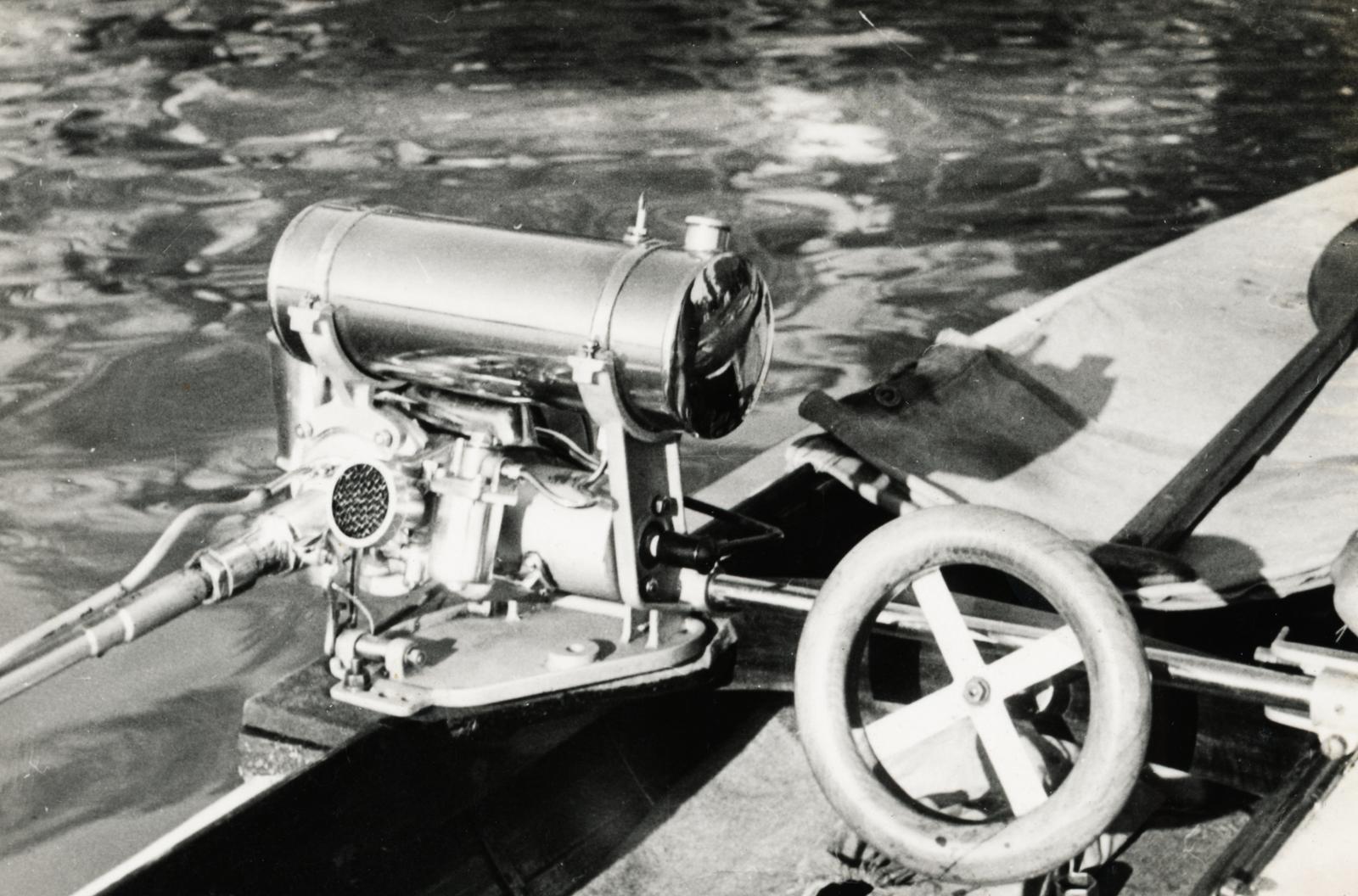 Hungary, Budapest XX., a felvétel a Ráckevei (Soroksári)-Dunán készült., 1943, Zalai Mária, outboard motor, steering wheel, Budapest, Fortepan #235046