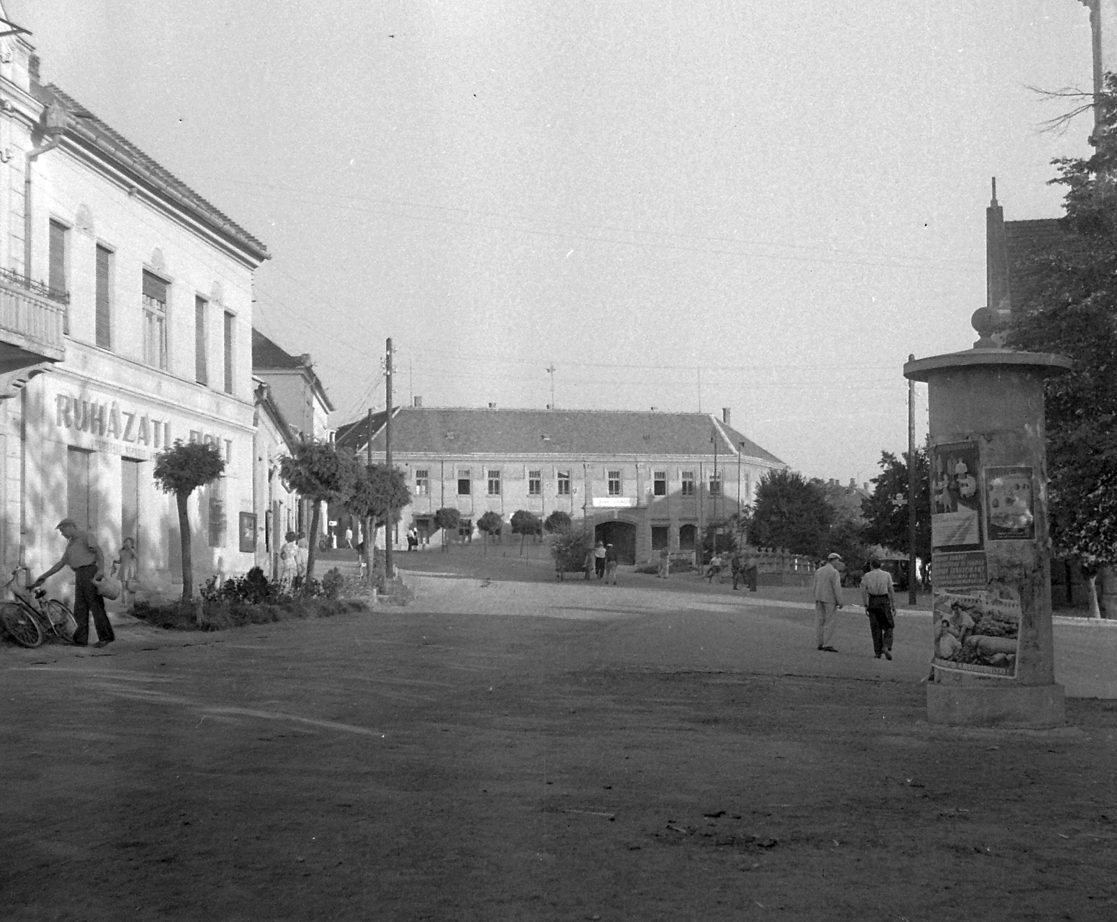 Hungary, Vasvár, városközpont az Alkotmány utca felől., 1952, Építész, poster, sign-board, ad pillar, Fortepan #23508
