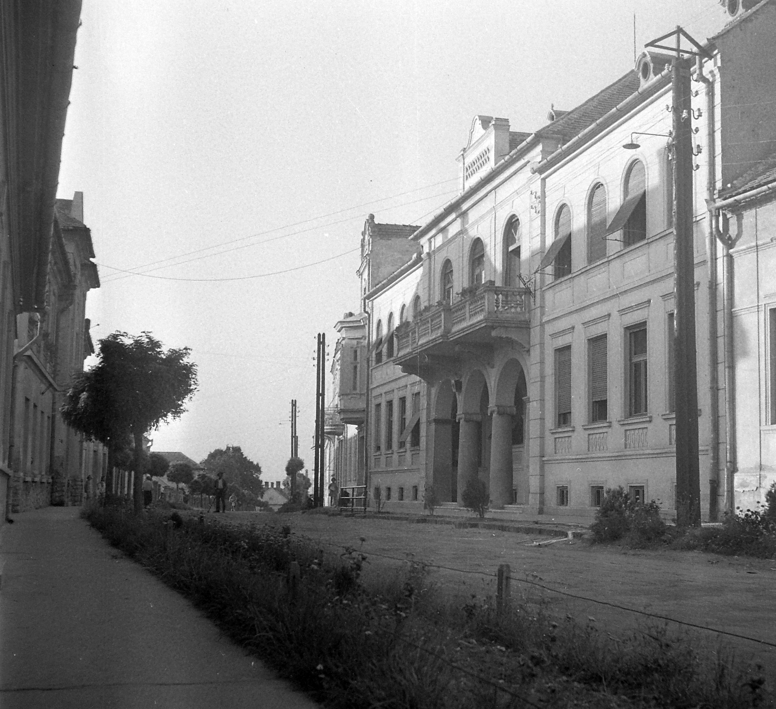 Hungary, Vasvár, Alkotmány utca 1. Városháza épülete., 1952, Építész, street view, balcony, pillar, public building, Fortepan #23509