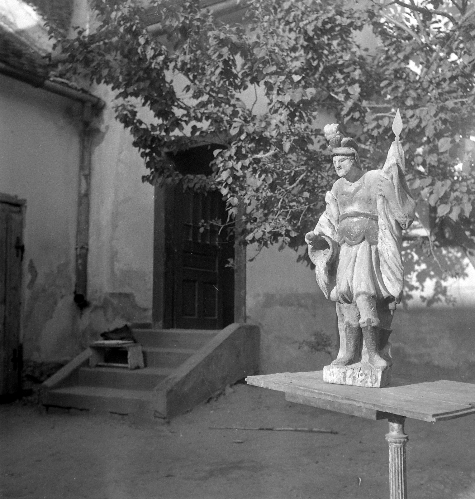 Hungary, Vasvár, Szent Flórián szobor a régi tűzoltószertár udvarán (később múzeumba került)., 1952, Építész, sculpture, Saint Florian-portrayal, Fortepan #23510