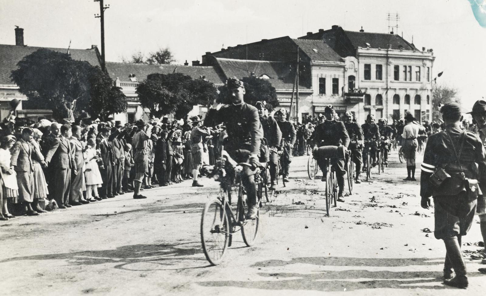 Slovakia, Šahy, Fő tér (Hlavné námestie). A felvétel a magyar csapatok bevonulása idején készült, 1938. október 11-én., 1938, Németh András dr., Fortepan #235135