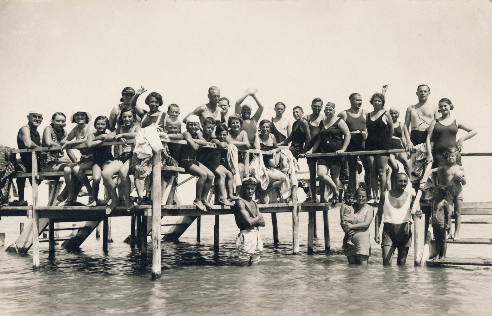 Magyarország,Balaton, Zamárdi, (Balatonzamárdi), stég a strandon., 1932, Halász Gábor, fürdőruha, stég, Fortepan #235147
