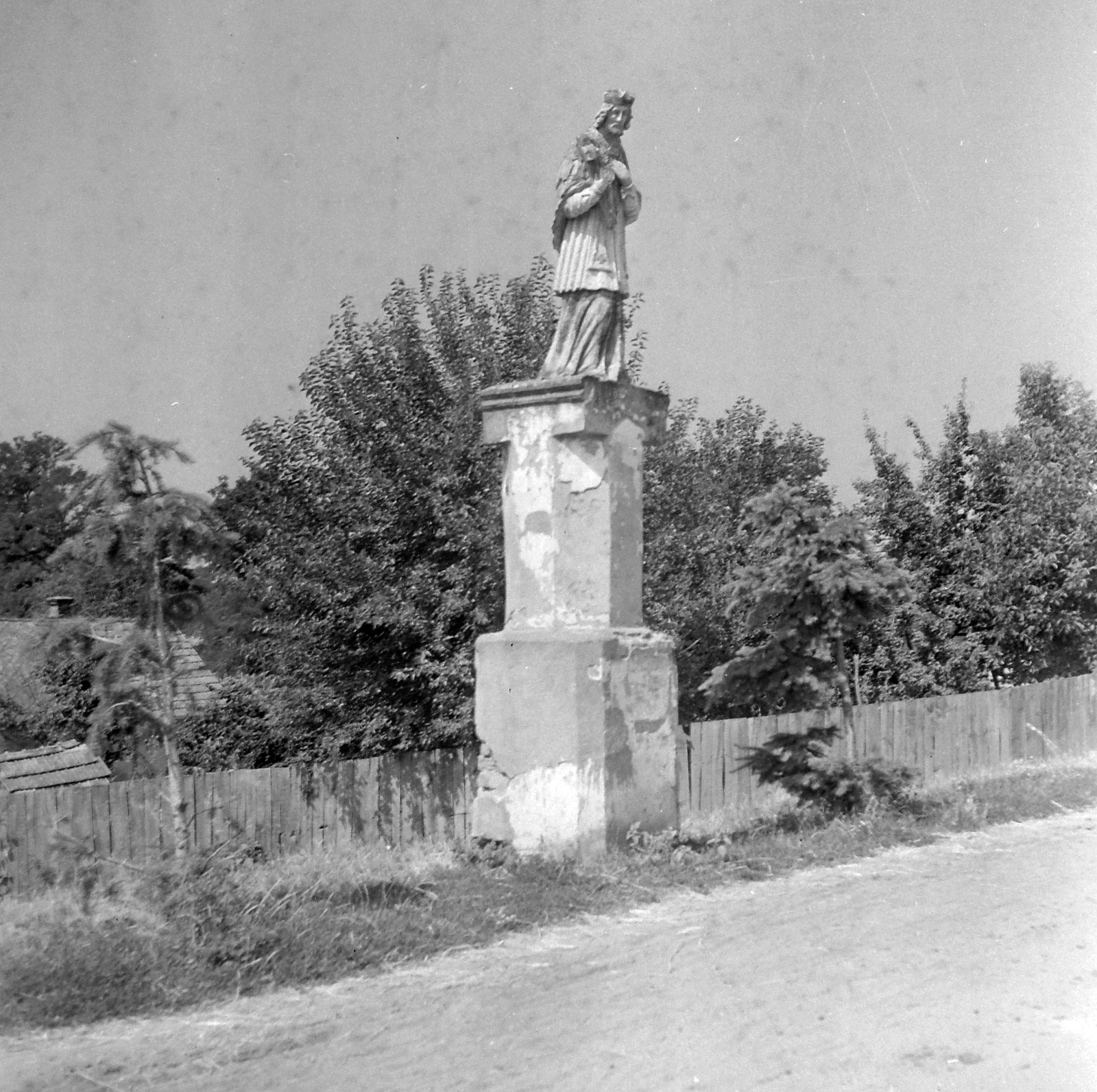 Hungary, Vasvár, Győrvári utca, Nepomuki Szent János szobra., 1952, Építész, religion, sculpture, Saint John of Nepomuk-portrayal, Fortepan #23515