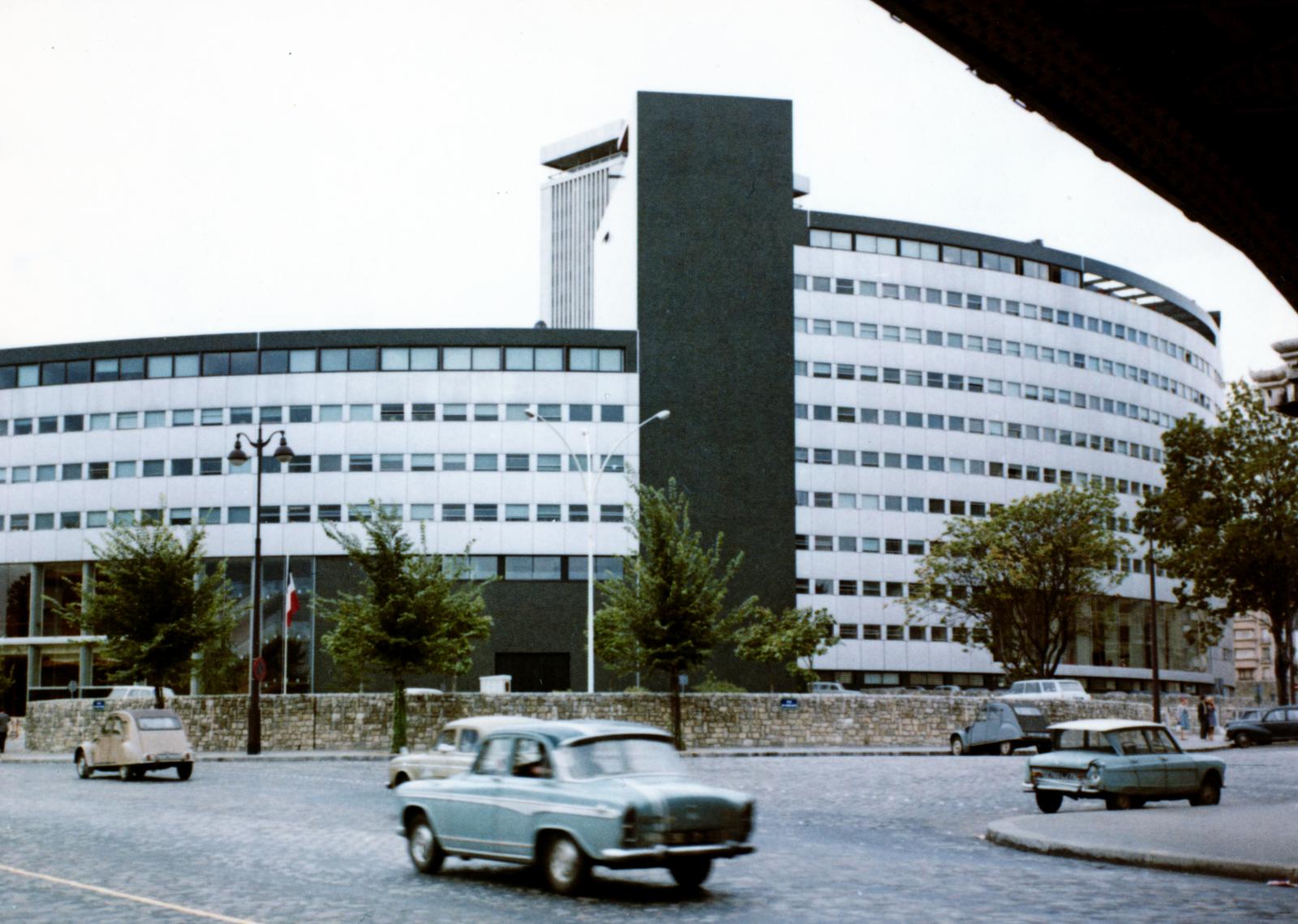 France, Paris, Avenue du Président Kennedy a Pont Rouelle hídfőjénél, szemben az Auditorium de Radio France, jobbra a Rue du Ranelagh., 1962, Halász Gábor, Fortepan #235153