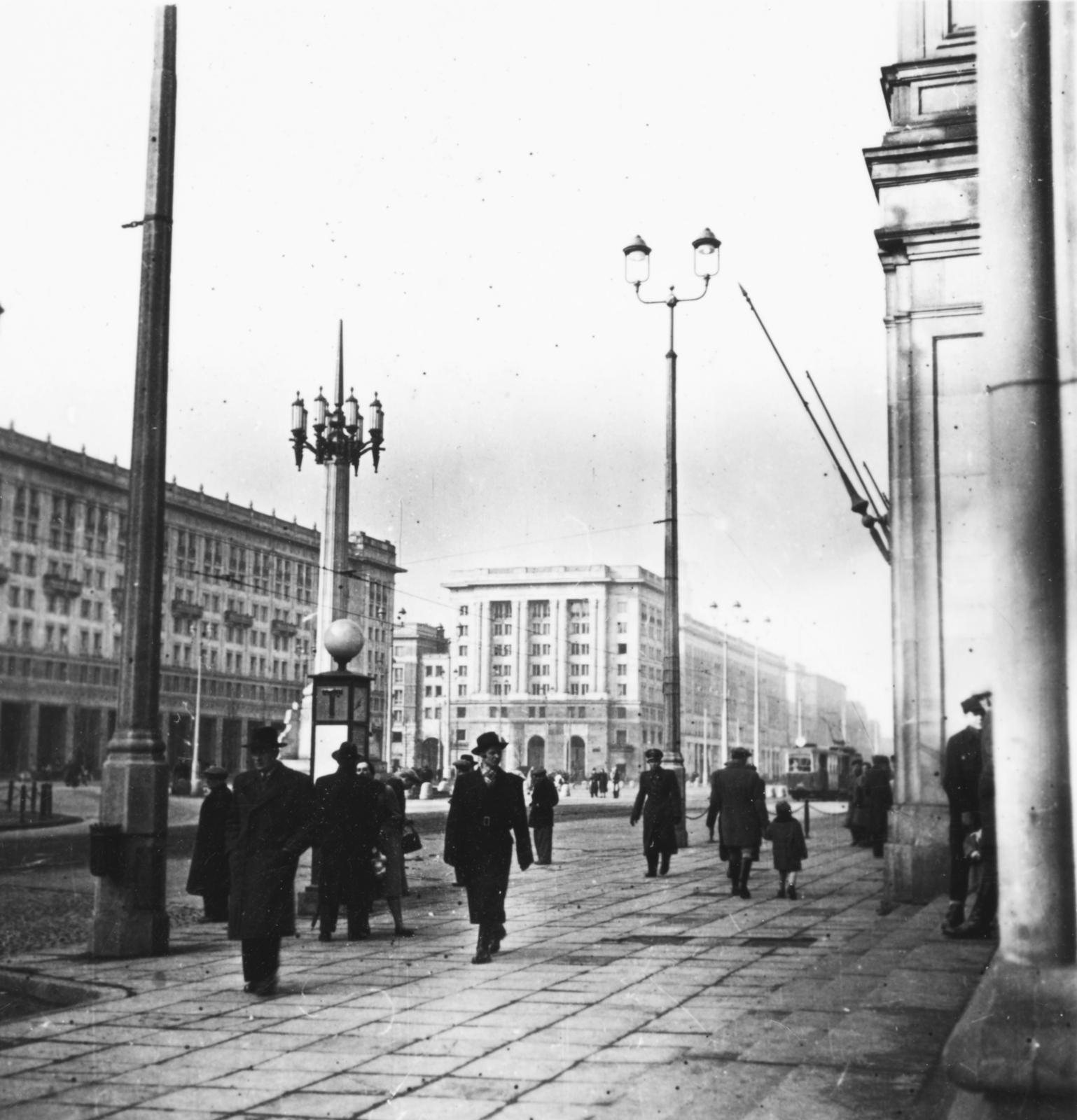 Poland, Warsaw, az Alkotmány tér (Plac Konstytucji), a felvétel az ulica Marszałkowska a 34-es számú épület sarkától készült., 1955, Halász Gábor, Fortepan #235159