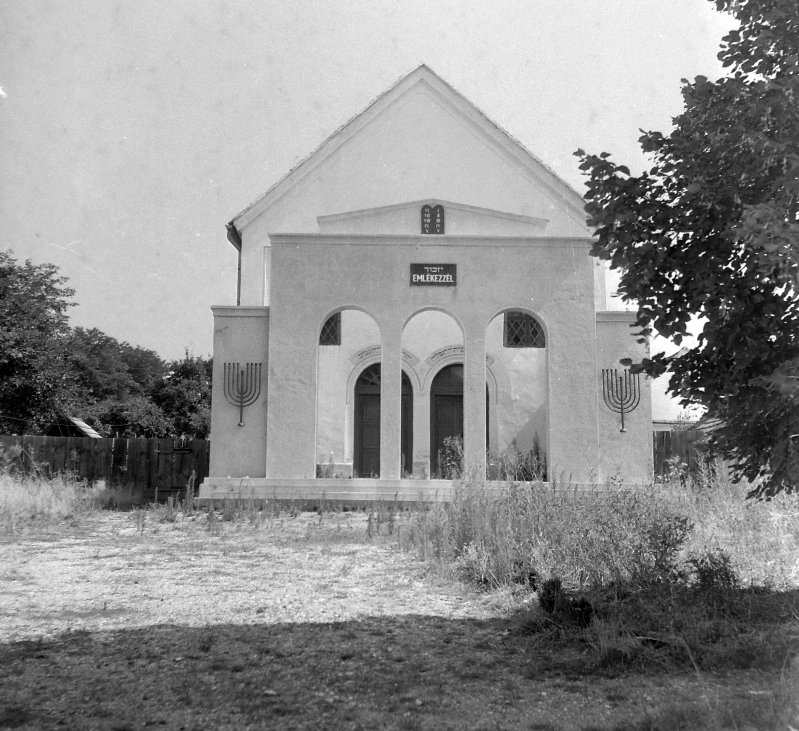 Hungary, Vasvár, Zsinagóga., 1952, Építész, religion, synagogue, judaism, menorah, Fortepan #23517