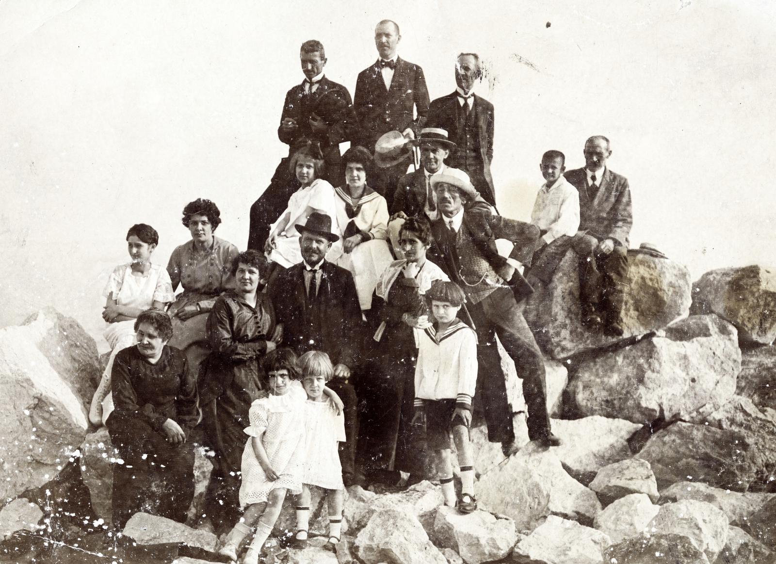 1917, Zsombor Ede, sziklán ülni, ünneplő ruha, csoportkép, Fortepan #235193