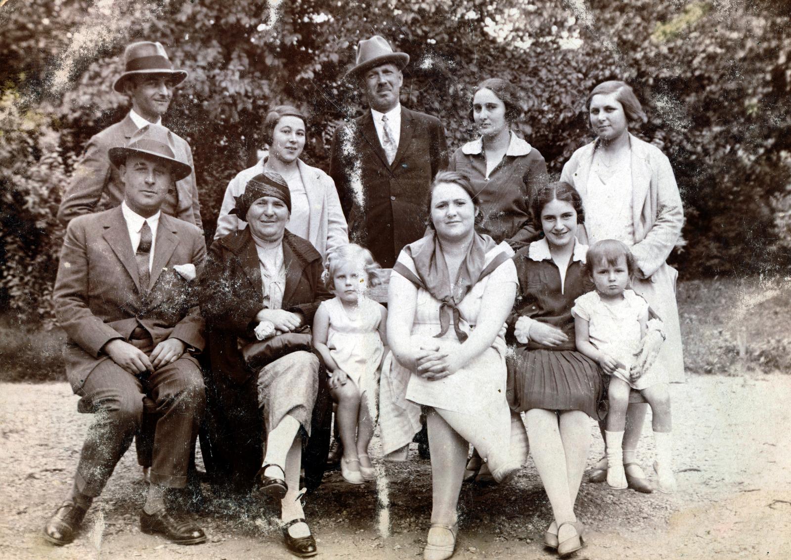 1929, Zsombor Ede, girl, leg over leg, family, Fortepan #235195