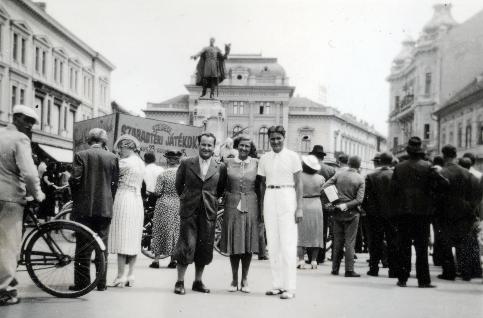 Magyarország, Szeged, Klauzál tér, háttérben Kossuth Lajos szobra (Róna József, 1902.)., 1938, Zsombor Ede, Fortepan #235200