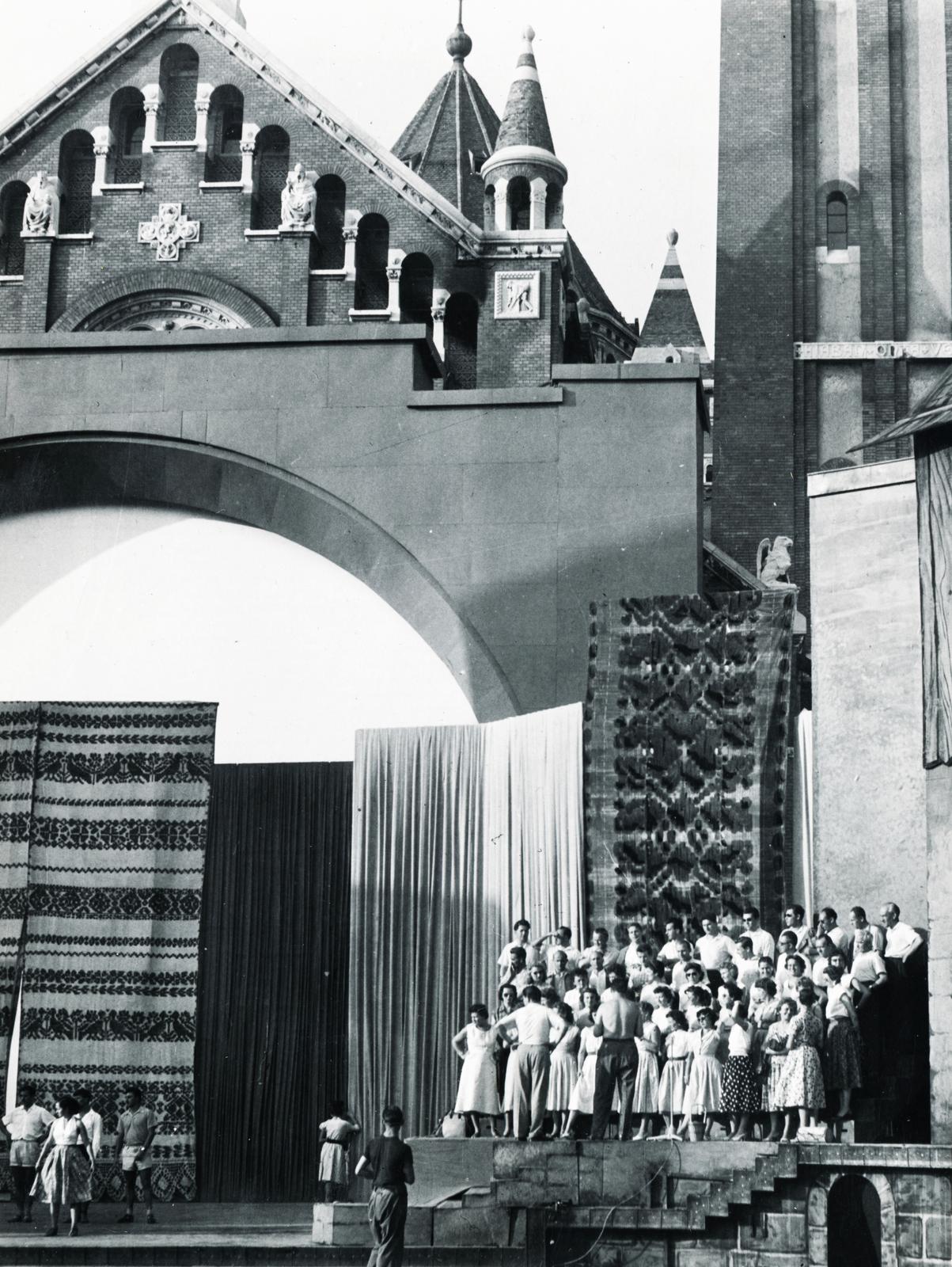 Hungary, Szeged, Dóm tér, Szegedi Szabadtéri Játékok, előadás a Fogadalmi templom előtti színpadon., 1959, Fejér Csaba-Kindert Piroska, Fortepan #235204