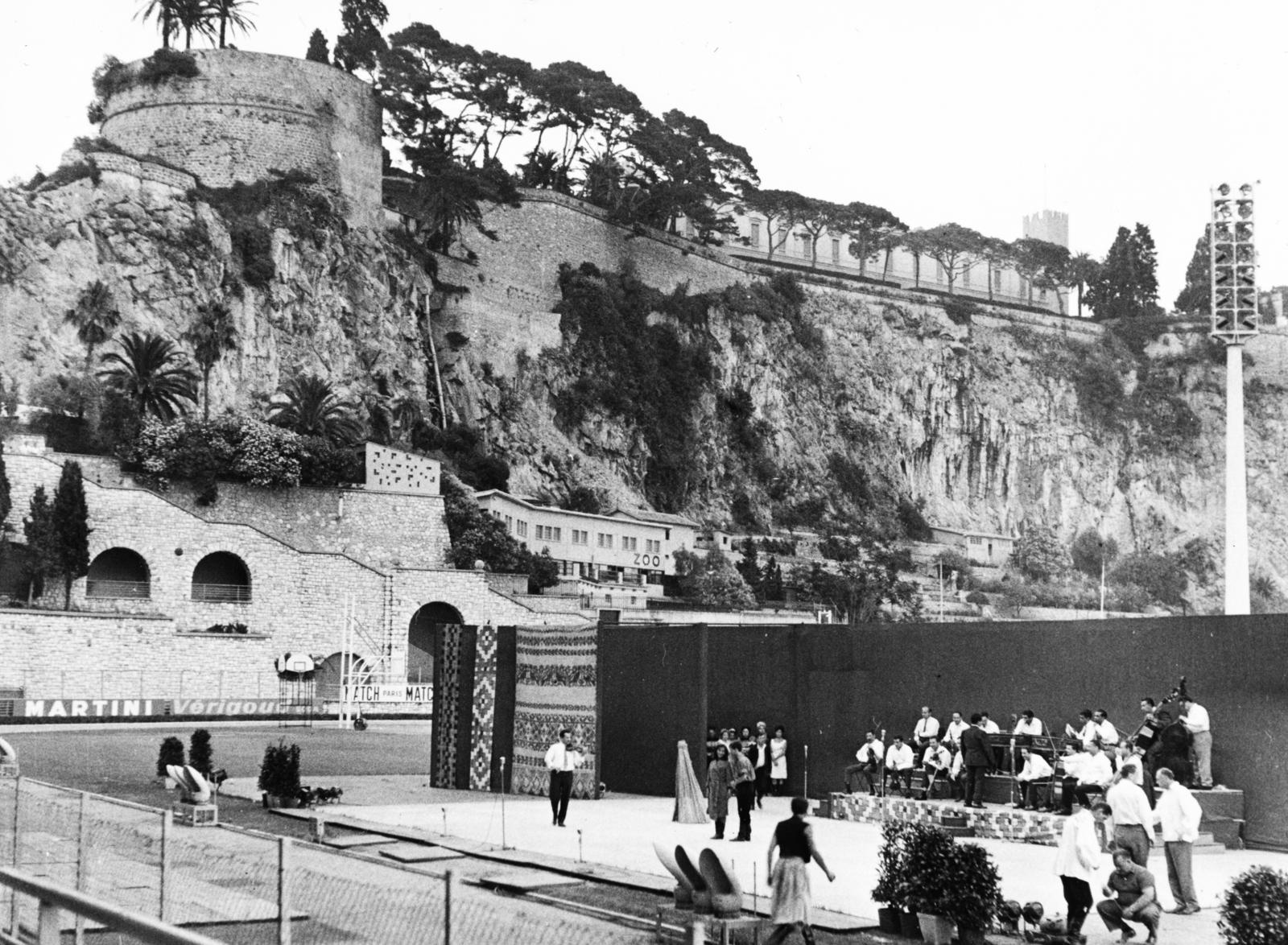 Monaco, a régi II. Lajos Stadion a mai Place du Canton helyén, jobbra a Jardin Animalier de Monaco állatkert felett, a Le Rocher nevű sziklán, az Óváros egyik bástyája látható., 1966, Fejér Csaba-Kindert Piroska, Fortepan #235220