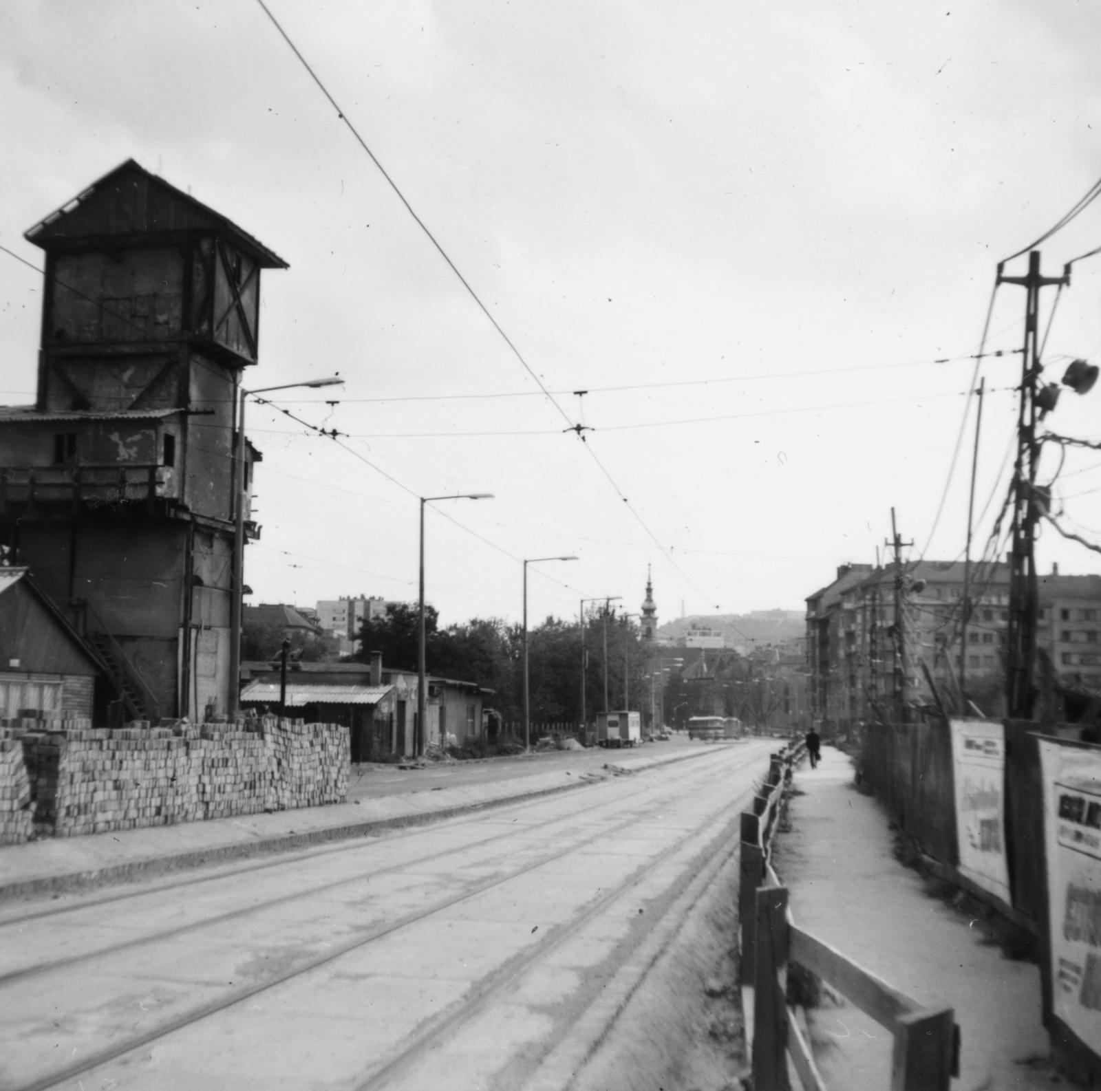 Magyarország, Budapest I., Krisztina körút, balra a Vérmezőn a metróépítés felvonótornya, a távolban az Alexandriai Szent Katalin-templom tornya látható., 1968, Fejér Csaba-Kindert Piroska, Budapest, Fortepan #235228
