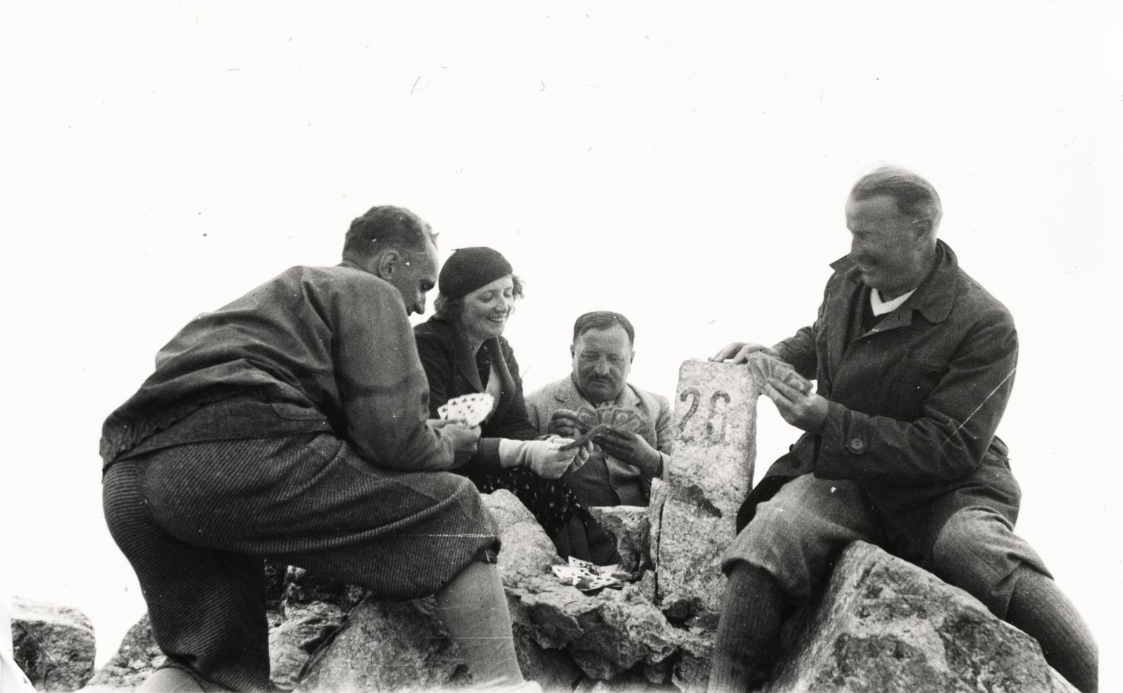 1936, Fejér Csaba-Kindert Piroska, sziklán ülni, kártyajáték, Fortepan #235255