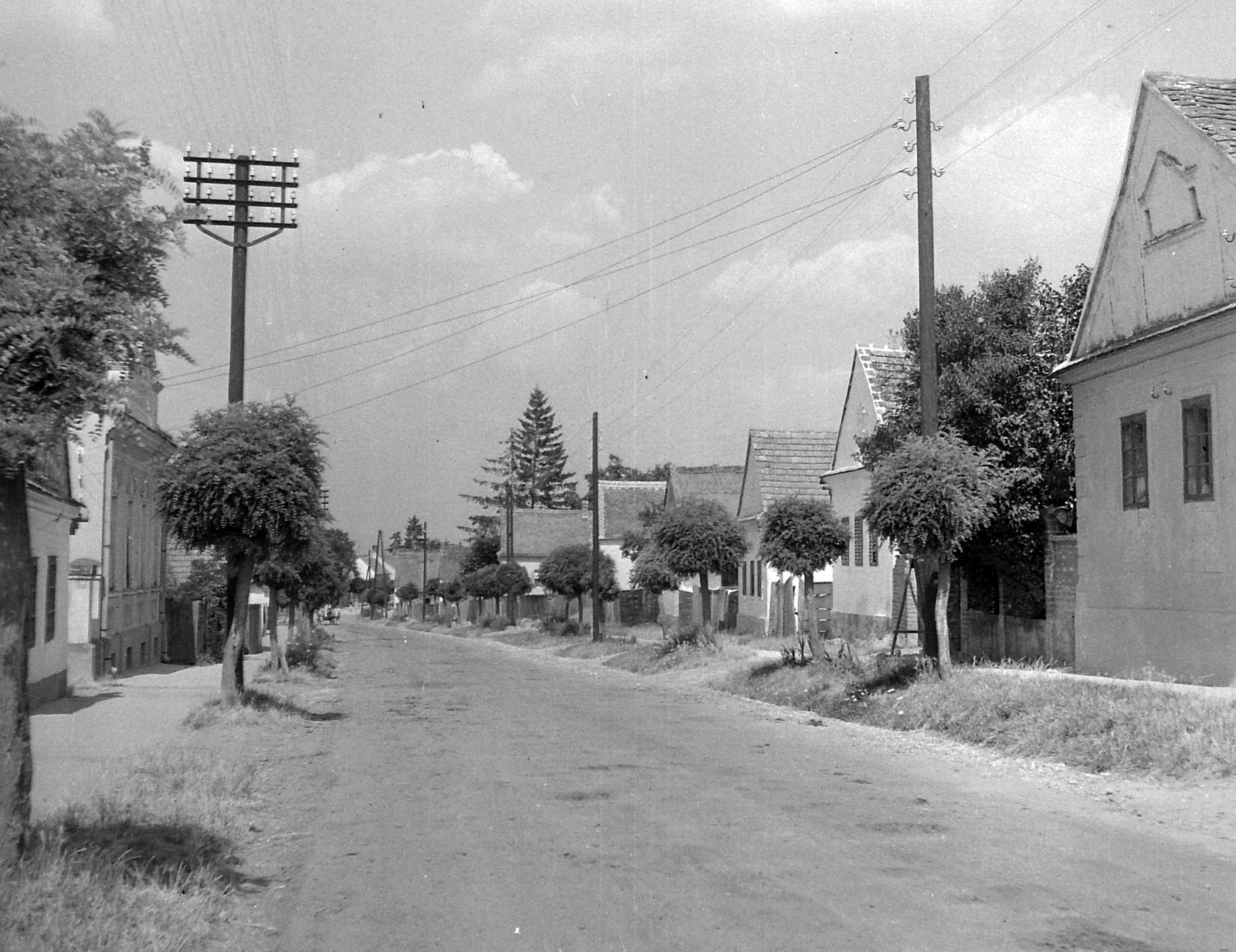 Hungary, Vasvár, Alkotmány utca észak felé nézve., 1952, Építész, street view, aerial wire, farmhouse, Fortepan #23529