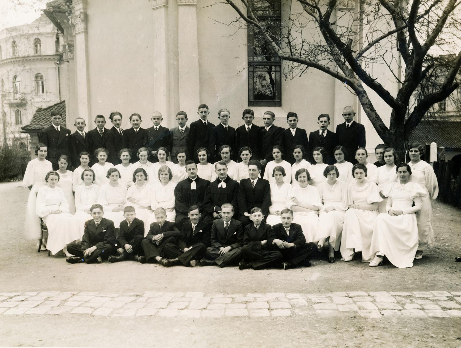 Románia,Erdély, Brassó, Vasút utca (Strada Iuliu Maniu) 2., a felvétel a brassói magyar evangélikus templom előtt készült., 1936, Fejér Csaba-Kindert Piroska, fehér ruha, pap, ünneplő ruha, csoportkép, Fortepan #235321