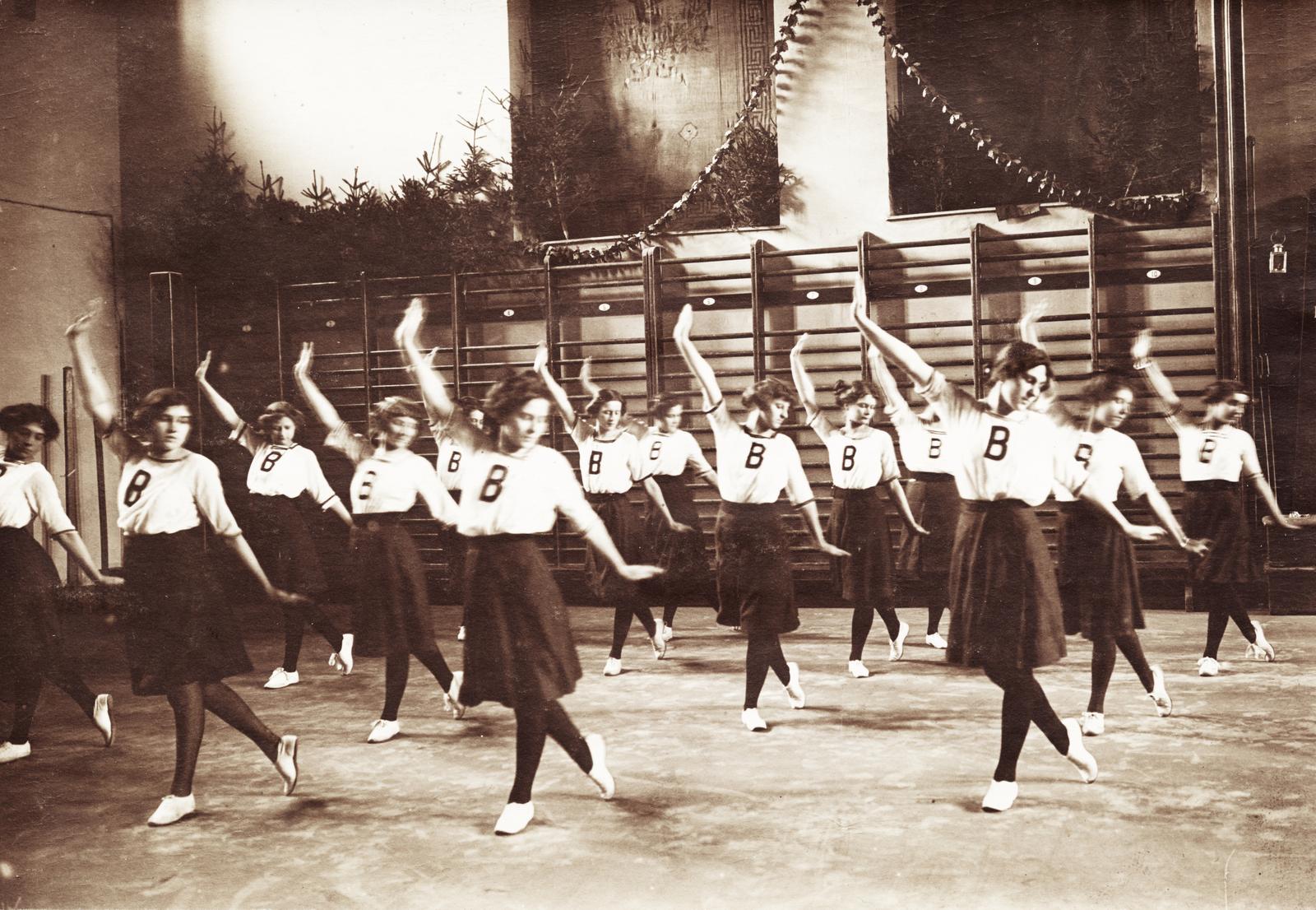 1929, Fejér Csaba-Kindert Piroska, Best of, girls, school uniform, wall-bars, Fortepan #235328