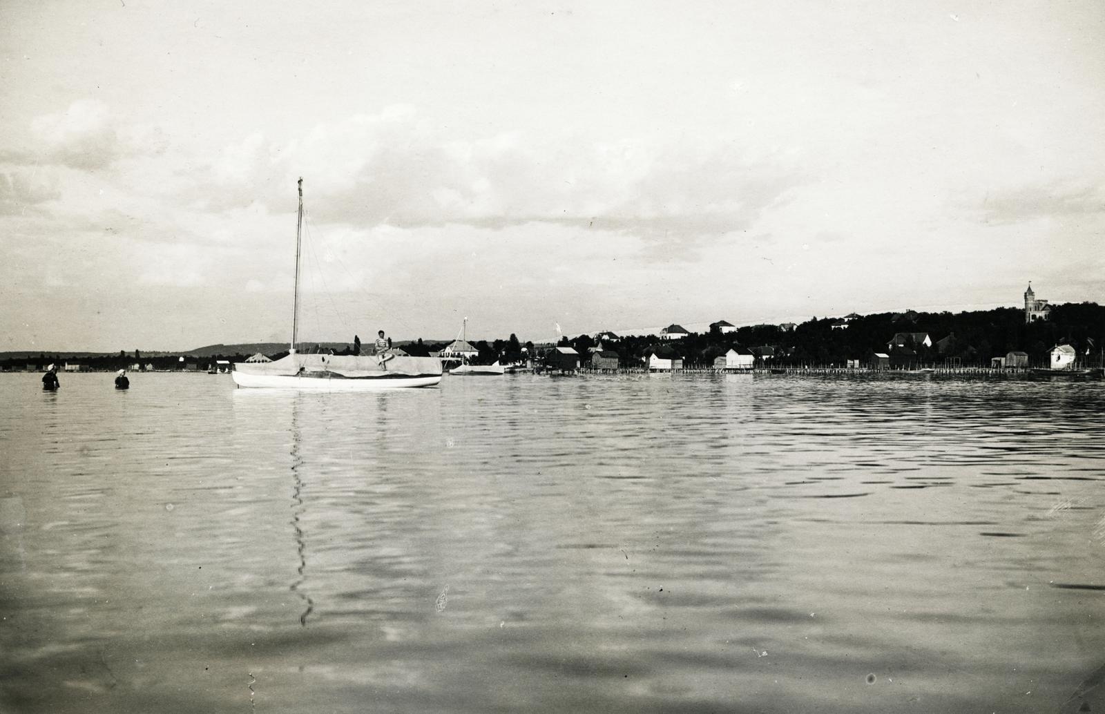 Magyarország, Balatonszemes, Balaton-part, háttérben jobbra fent a Bagolyvár, Balatonszemes első épített nyaralója., 1916, Fejér Csaba-Kindert Piroska, hajó, látkép, Fortepan #235330