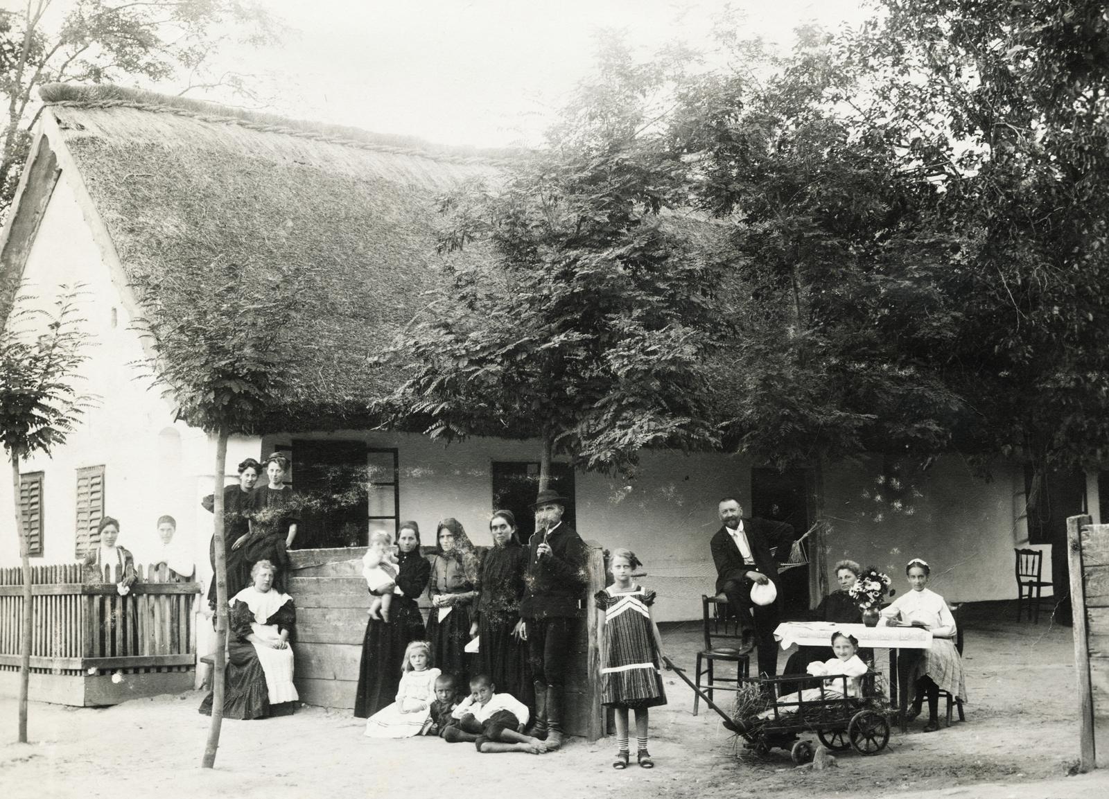 1912, Fejér Csaba-Kindert Piroska, yard, thatched roof, farmhouse, family, Fortepan #235333
