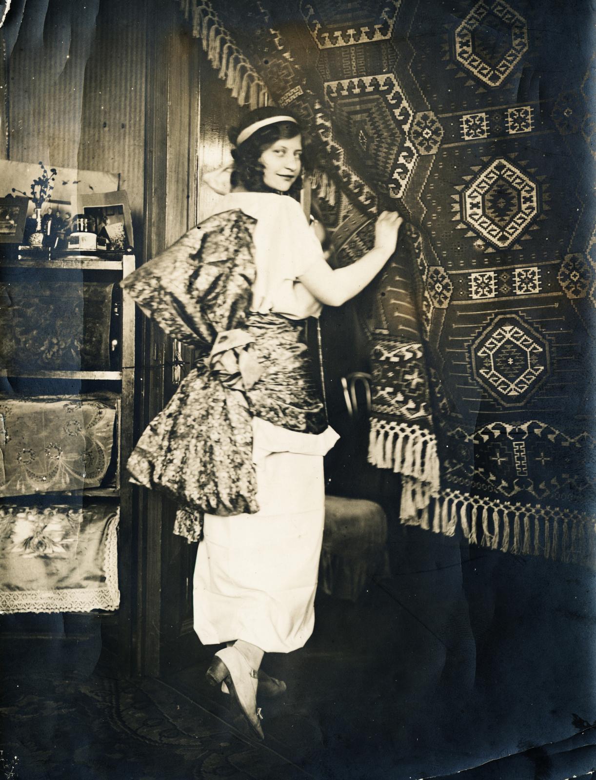 1922, Fejér Csaba-Kindert Piroska, hölgy, szőnyeg, divat, visszanézés, Fortepan #235336