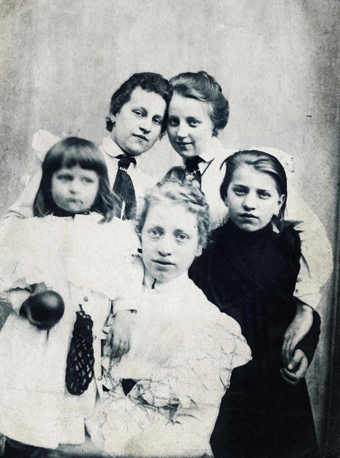 1922, Fejér Csaba-Kindert Piroska, Best of, átkarol, lányok, csoportkép, Fortepan #235337