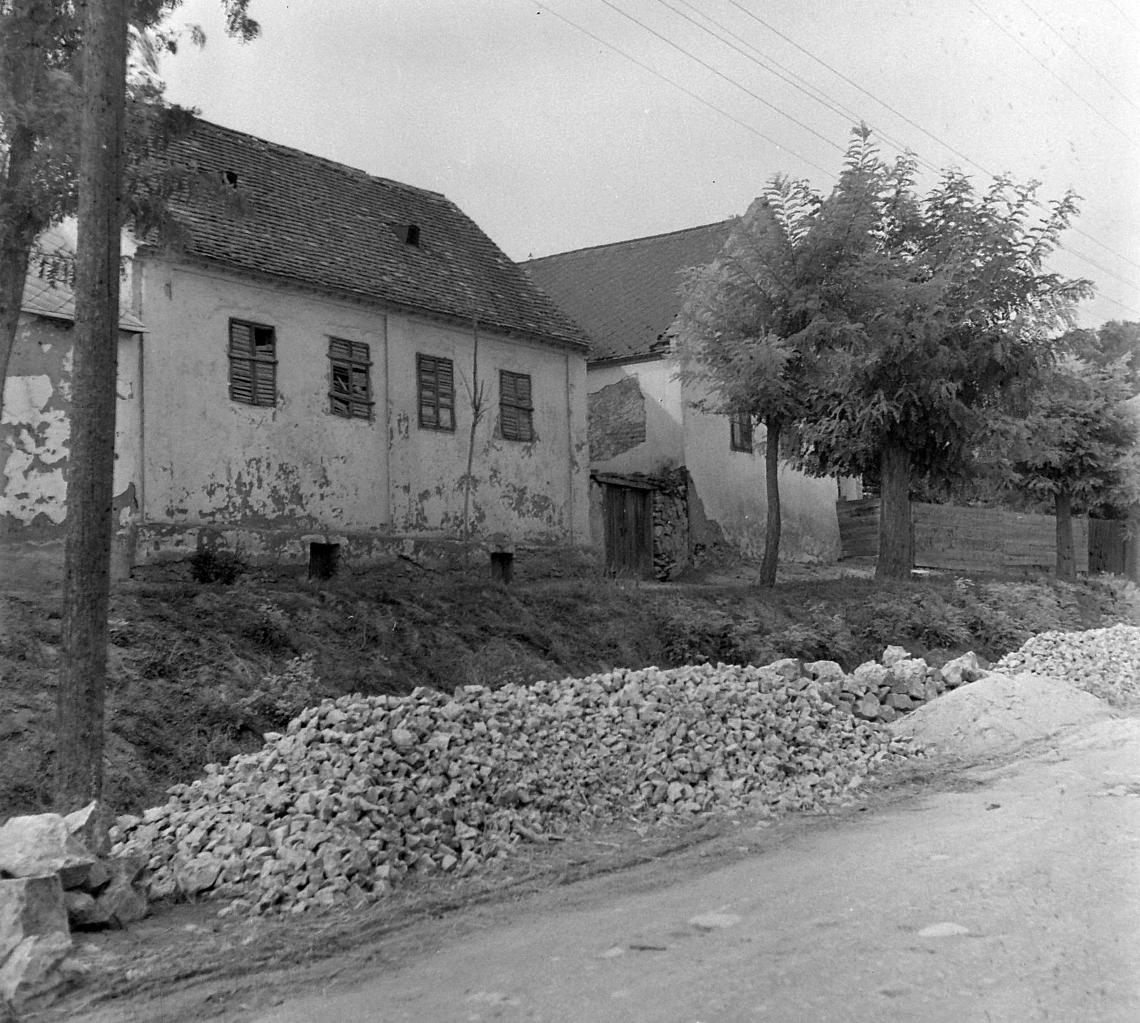 Hungary, Mór, Széchenyi utca 19/a és 21., 1953, Építész, street view, road construction, farmhouse, Fortepan #23534