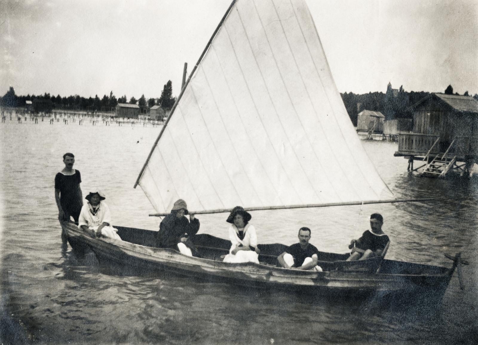 Magyarország, Balatonszemes, Balaton-part, háttérben jobbra fent a Bagolyvár, Balatonszemes első épített nyaralója., 1917, Fejér Csaba-Kindert Piroska, vitorláshajó, Fortepan #235346
