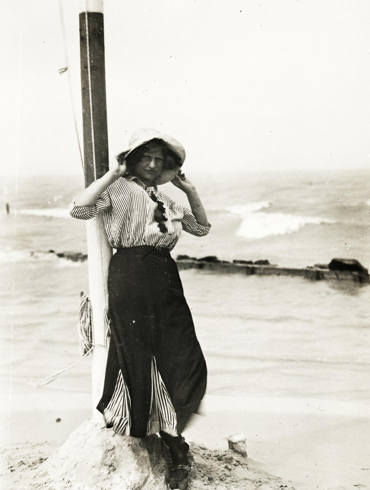 1917, Fejér Csaba-Kindert Piroska, hölgy, csíkos ruha, támaszkodás, Fortepan #235348