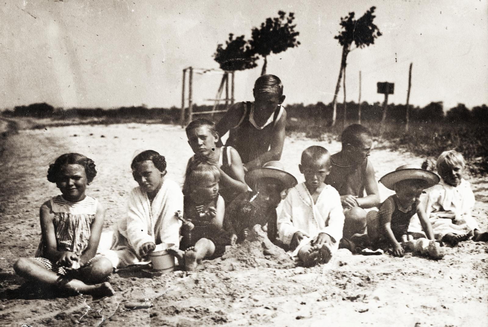 1917, Fejér Csaba-Kindert Piroska, földön ülés, homok, gyerekek, Fortepan #235357