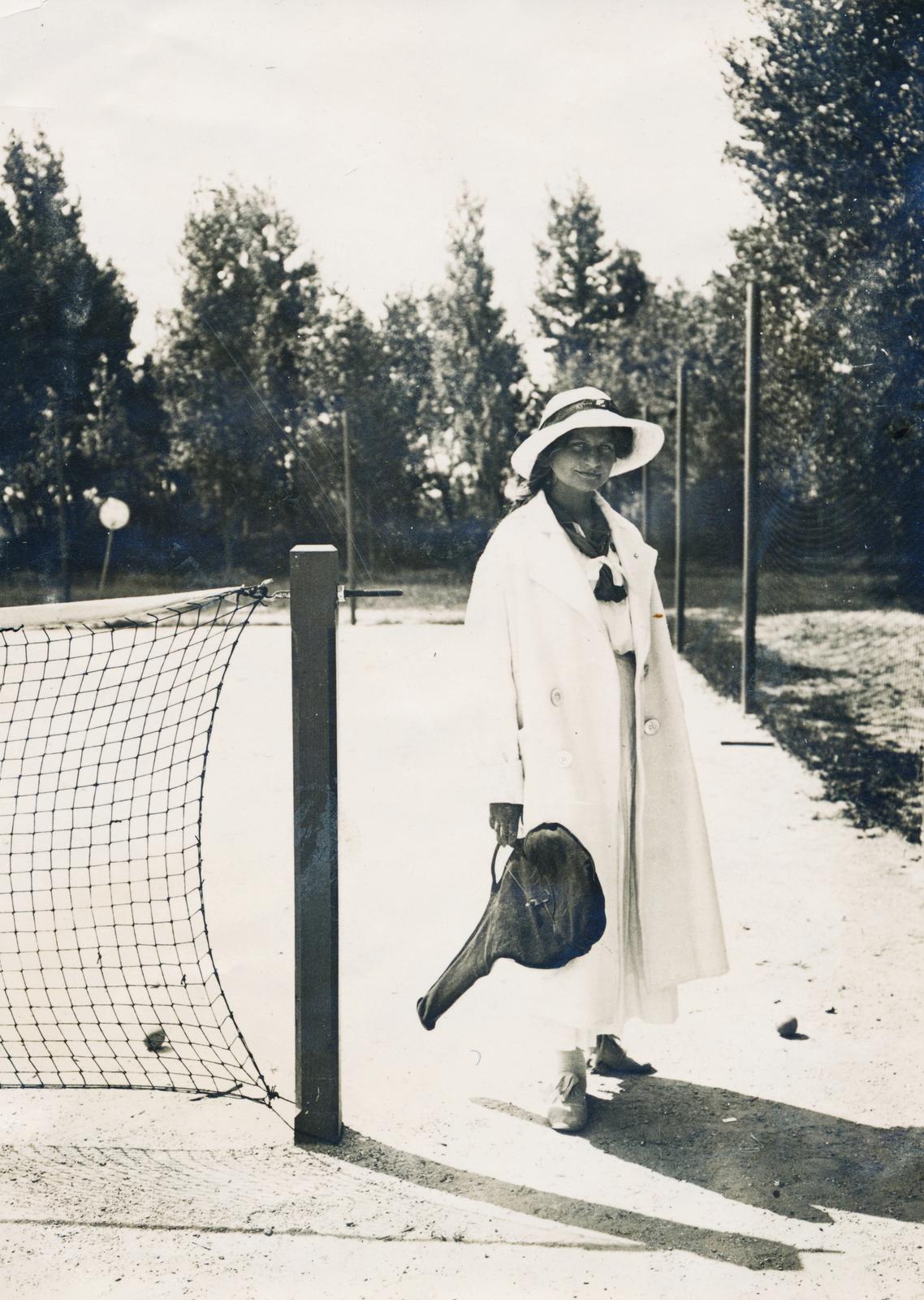 1917, Fejér Csaba-Kindert Piroska, hölgy, teniszütő, kalap, kabát, Fortepan #235360